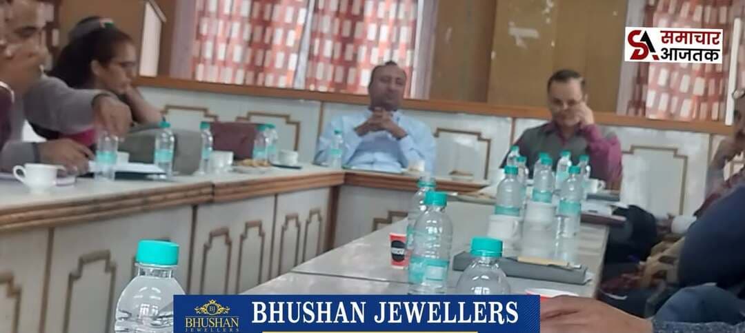 #शिमला :- चौपाल में 20 सूत्रीय कार्यक्रम एवं योजनाओं की समीक्षा बैठक का आयोजन.. मार्केटिंग एवं प्रोसेसिंग कॉरपोरेशन (HPMC) के उपाध्यक्ष सुरेंद्र शर्मा की अध्यक्षता में उपमंडलीय स्तरीय 20 सूत्रीय कार्यक्रम एवं योजनाओं की समीक्षा बैठक की गई आयोजित।
उपमंडल चौपाल में हिमाचल प्रदेश मार्केटिंग एवं प्रोसेसिंग कॉरपोरेशन (HPMC) के उपाध्यक्ष सुरेंद्र शर्मा की अध्यक्षता में उपमंडलीय स्तरीय 20 सूत्रीय कार्यक्रम एवं योजनाओं की समीक्षा बैठक आयोजित की गई।
बैठक में विभिन्न विभागों द्वारा क्षेत्र में संचालित विकासात्मक योजनाओं एवं कार्यक्रमों की प्रगति की समीक्षा की गई। अधिकारियों ने अपने-अपने विभागों से संबंधित योजनाओं, विकास कार्यों तथा उपलब्धियों की जानकारी प्रस्तुत की।
बैठक में पुलिस, वन, राजस्व, ग्रामीण विकास, लोक निर्माण, जल शक्ति, विद्युत, स्वास्थ्य, शिक्षा, कृषि एवं बागवानी, पशुपालन, खाद्य एवं नागरिक आपूर्ति तथा नगर पंचायत सहित विभिन्न विभागों के अधिकारी उपस्थित रहे।
बैठक में विभागीय मदों के अंतर्गत प्राप्त अनुदान राशि के उपयोग, विकास कार्यों की प्रगति तथा 20 सूत्रीय कार्यक्रम के लक्ष्यों पर विस्तार से चर्चा की गई। अध्यक्ष ने अधिकारियों को योजनाओं का प्रभावी क्रियान्वयन सुनिश्चित करने तथा विकास कार्यों को निर्धारित समय में पूरा करने पर विशेष ध्यान देने के निर्देश दिए।
बैठक में क्षेत्र के विकास से जुड़े विभिन्न मुद्दों पर भी चर्चा की गई तथा संबंधित विभागों को आवश्यक दिशा-निर्देश दिए गए।