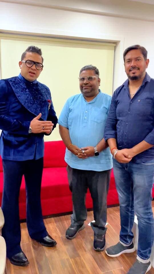 कुछ मुलाकातें सिर्फ तस्वीरों तक सीमित नहीं रहतीं, बल्कि अपने साथ एक खूबसूरत याद छोड़ जाती हैं… ❤️
बदायूँ में मुलाकात हुई देश-विदेश के बड़े मंचों पर अपनी शानदार होस्टिंग, हाजिरजवाबी और खास अंदाज़ से पहचान बनाने वाले लोकप्रिय इंटरनेशनल होस्ट एवं शोमैन साहिल ज़हीर (Sahill Zaheer) से। 🎤✨
रेडियो जॉकी से लेकर इंटरनेशनल होस्ट तक का सफर तय करने वाले साहिल ज़हीर ने कई बड़े कॉर्पोरेट इवेंट्स, अवॉर्ड शो और स्पोर्ट्स इवेंट्स को होस्ट किया है। वे सोनू निगम, उदित नारायण और श्रेया घोषाल जैसे दिग्गज कलाकारों के साथ भी मंच साझा कर चुके हैं।
बदायूँ में उनसे हुई इस खास मुलाकात में उन्होंने सत्यमेव भारत न्यूज़ के लिए भी कुछ बेहद खास और दिल छू लेने वाले शब्द कहे। ❤️
उनकी सादगी, ऊर्जा और बातचीत का अंदाज़ वाकई यादगार रहा।
साहिल ज़हीर जी, बदायूँ में आपका मिलना हमारे लिए बेहद खास रहा।
सत्यमेव भारत न्यूज़ के प्रति आपके प्यार और शुभकामनाओं के लिए दिल से धन्यवाद। 🙏❤️
📍 बदायूँ | 🎤 Sahill Zaheer | 📰 Satyamev Bharat News
#SahillZaheer #SatyamevBharatNews #Budaun #Badayun #InternationalHost #EventHost #HostAndDost #BudaunDiaries #BadaunNews #MemorableMeeting