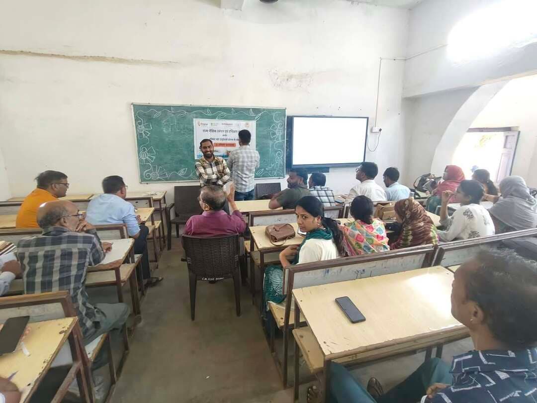 विकासखंड सिरोंज में सांदीपनि विद्यालय में 62 से अधिक शिक्षकों को बुद्धिमत्ता का प्रशिक्षण दिया
..
विकासखण्ड सिरोंज में जिला शिक्षा अधिकारी श्री एनके अहिरवार निर्देशन में प्रशिक्षण दिया गया एवं मध्यप्रदेश पिरामल फाऊंडेशन संचालक श्रीमती विजेता श्रीवास्तव , प्रोग्राम मैनेजर श्री रिंकू गौड़ राजीव चौधरी एवं प्रोग्राम लीडर आदित्य जैन के मार्गदर्शन में विकासखंड सिरोंज में सांदीपनि विद्यालय के शिक्षकों को कृत्रिम बुद्धिमत्ता प्रशिक्षण दिया गया।
विकासखंड स्तरीय प्रशिक्षण में पिरामल फाऊंडेशन की ओर से एआई एंबेसडर श्री सोमनाथ विश्वकर्मा ने जानकारी देते हुए बताया कि प्रशिक्षण के प्रति जिले में शिक्षक काफी रुचि दिखा रहे हैं और सहयोग कर रहे हैं।आगामी समय में सभी विकासखंडों में यह प्रशिक्षण प्रारंभ होगा। वर्तमान में चार विकासखंड में प्रशिक्षण जारी है। विशेष रूप से विकासखंड शिक्षा अधिकारी एवं बीआरसी के साथ बैठक संपन्न की। इस दौरान सिरोंज जन शिक्षकों की उपस्थिति रही। माइक्रोसॉफ्ट को पायलट 365 नए वर्जन के साथ डाउनलोड कराया। मॉड्यूल के बारे में जानकारी दी और तत्काल ही प्रमाण पत्र डाउनलोड करवा। एलीवेट पर एजुकेटर एवं माइक्रोसॉफ्ट लर्न पर अकाउंट कंप्लीट कराया। इस प्रोग्राम को डिजाइन करने के लिए माइक्रोसॉफ्ट एव Depedagoglcs एवं अन्य सहयोगी रहा। #Vidisha