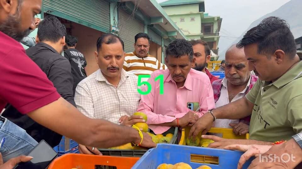 भुंतर सब्जी मंडी में जापानी फल ₹105 किलो बिका, आगे और बढ़ सकते हैं दाम
भुंतर सब्जी मंडी स्थित नारायण फ्रूट 51 में आज जापानी फल ₹105 प्रति किलो के भाव बिका। सीजन की शुरुआत में ही बागवानों को जापानी फल के अच्छे दाम मिलने शुरू हो गए हैं।
मंडी के मालिक दीवान ठाकुर ने जानकारी देते हुए बताया कि शुरुआत में जापानी फल के अच्छे दाम मिल रहे हैं। आने वाले समय में इसकी कीमतों में और बढ़ोतरी होने की संभावना है। अच्छे भाव मिलने से जापानी फल उत्पादक बागवानों में खुशी का माहौल है।
ABN NEWS
Kullu news Sonu thakur