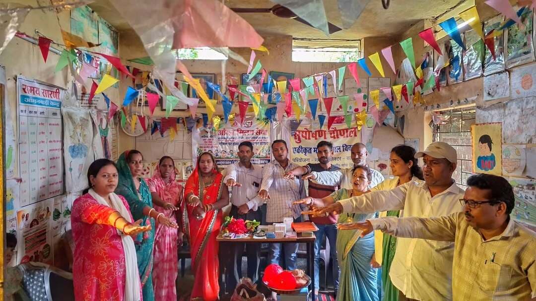 सेवा संकल्प अभियान के अंतर्गत आंगनबाड़ी केंद्र सलखन में ‘आंगन मिलन सेवा’ कार्यक्रम आयोजित किया गया।
पोषण माह के तहत पौष्टिक आहार प्रदर्शनी, न्योता भोज एवं बाल गतिविधियों का आयोजन हुआ। बच्चों को खिलौनों का वितरण तथा बच्चों एवं माताओं का स्वास्थ्य परीक्षण किया गया।
कार्यक्रम में पोषण, स्वास्थ्य, टीकाकरण एवं विभागीय योजनाओं की जानकारी दी गई तथा आंगनबाड़ी कार्यकर्ताओं, सहायिकाओं, मितानिनों एवं सहयोगियों का सम्मान किया गया।
#सेवा_संकल्प_अभियान #आंगनमिलनसेवा #आंगन_मिलन_सेवा #aanganmilanseva
CMO Chhattisgarh DPR Chhattisgarh Department of Women & Child Development, Government of Chhattisgarh Department of Women and Child Development Vishnu Deo Sai