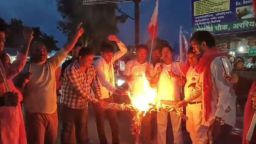 अररिया में मुख्य चुनाव आयोग का पुतला दहन!
पुतला को मुख्य अग्नि कामरेड रीना कुमारी ने दिया!