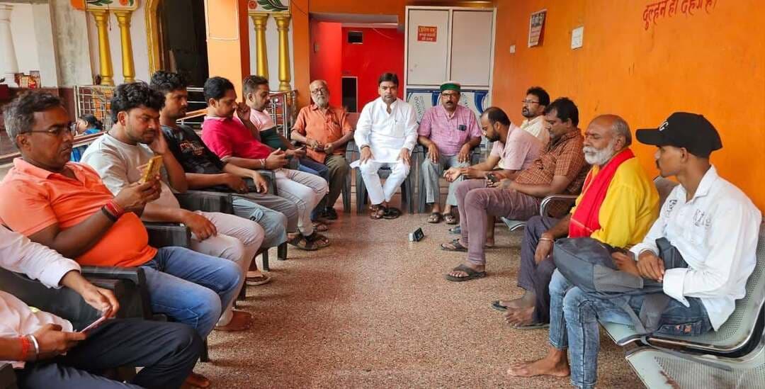 पीएम मोदी के प्रेरक बांतो को बूथ स्तर पर जन-जन तक पहुंचायेंगे- प्रभात मालाकार
मुजफ्फरपुर। नगर विधानसभा के गरीबनाथ नगर मंडल के वार्ड नंबर 24 के बूथ संख्या 171 संतोषी माता मंदिर प्रांगण में प्रधानमंत्री नरेंद्र मोदी केआकाशवाणी कार्यक्रम मन की बात का 138वां एपिसोड भाजपा नेताओं ने सुना।
भाजपा प्रदेश मीडिया सह प्रभारी प्रभात मालाकार ने कहा कि मन की बात मे पीएम मोदी ने सर्जिकल स्ट्राइक का स्मरण, सोमनाथ और मोढेरा मंदिर की विशेषता,स्वच्छता एवं पर्यावरण संरक्षण मे हमारा योगदान,जनगणना को लेकर संदेश,कुपोषण को लेकर जागरूकता,आंवला का ज़िक्र और खासकर नशा मुक्त अभियान पर विशेष बल दिया जो काफी प्रेरक था।पीएम मोदी के इन प्रेरक बांतो जो राष्ट्र निर्माण मे अतिमहत्वपूर्ण है,बूथ स्तर के माध्यम से हम जन-जन तक पहुंचाने का प्रयास करेंगे।
इस दौरान वरिष्ठ भाजपा नेता भोला चौधरी,पूर्व मंडल अध्यक्ष प्रणव भूषण मोनी,रंजीत साहू,राकेश तिवारी,रमण मिश्रा,अनुमान चंद्रवंशी, उदयशंकर सिंह नन्हे,अनंत गुप्ता,रोहन शर्मा,देवीलाल, अशोक शर्मा,विनोद कुमार,शंकर सिंह,दीपक गुप्ता,विवेक पाठक,केशव कुमार सहित कई गणमान्य मौजूद रहें ।