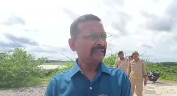 जिलाधिकारी अशोक कुमार ने वेतवा-यमुना नदी पर निर्माणाधीन पुल का किया निरीक्षण,
सेतु निगम के द्वारा बनाया जा रहा है पुल,
डीएम ने मानक व गुणवत्ता के साथ समय से पुल निर्माण के दिए निर्देश,
पुल निर्माण कार्य मे लगे मजदूरों की सुरक्षा के ध्यान के भी दिए विशेष निर्देश,
हमीरपुर को कानपुर से वायपास जोड़ेगा निर्माणाधीन पुल।
बाईट - अशोक कुमार, जिलाधिकारी हमीरपुर