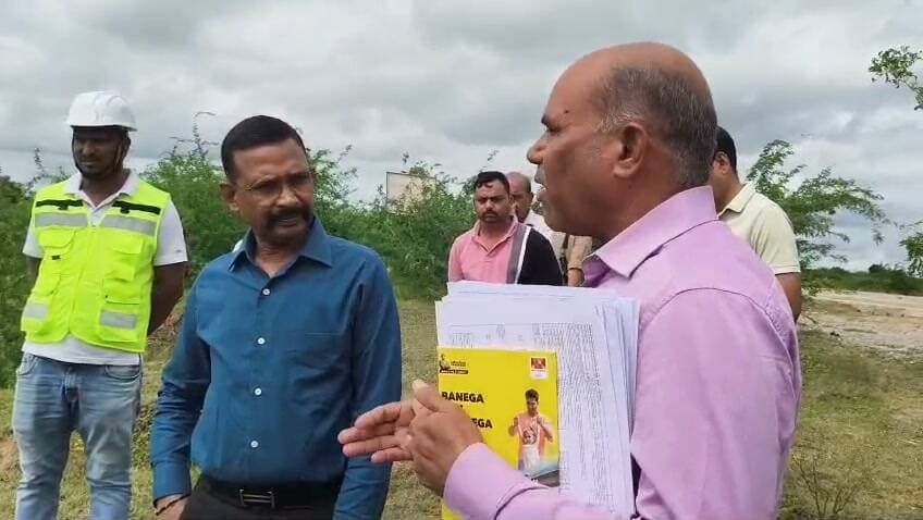 हमीरपुर - जिलाधिकारी अशोक कुमार ने वेतवा-यमुना नदी पर निर्माणाधीन पुल का किया निरीक्षण,
सेतु निगम के द्वारा बनाया जा रहा है पुल,
डीएम ने मानक व गुणवत्ता के साथ समय से पुल निर्माण के दिए निर्देश,
पुल निर्माण कार्य मे लगे मजदूरों की सुरक्षा के ध्यान के भी दिए विशेष निर्देश,
हमीरपुर को कानपुर से वायपास जोड़ेगा निर्माणाधीन पुल।
बाईट - अशोक कुमार, जिलाधिकारी हमीरपुर