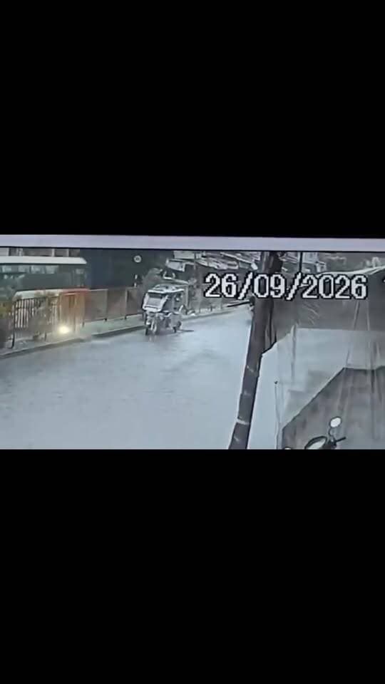 मुरादाबाद में बीच सड़क खराब हुई ई-रिक्शा में पीछे से आ रही तेज रफ्तार थार ने टक्कर मार दी, हादसे में ई रिक्शा सवार की हुई मौत हादसे का सीसीटीवी आया सामने।
#upnews #viral #gwalior #pushpanjalitoday #viralreels