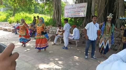 🏰 विश्व पर्यटन दिवस के अवसर पर चित्तौड़गढ़ दुर्ग के टिकट खिड़की व्यू प्वाइंट पर सांस्कृतिक आयोजन, आने वाले पर्यटकों ने कार्यक्रम का लिया आनंद