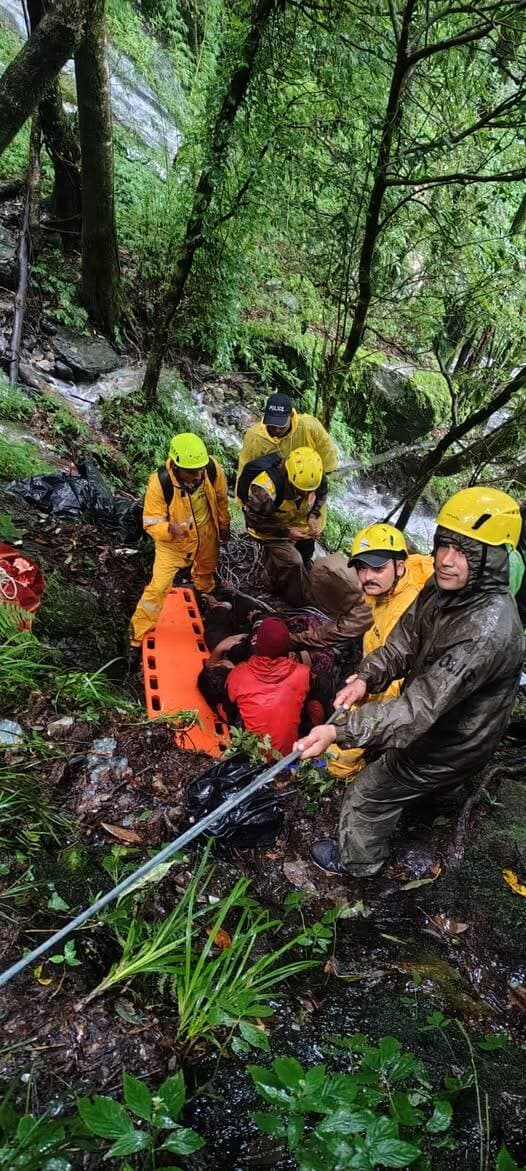 रुद्रनाथ ट्रैक पर हादसा, 150 मीटर गहरी खाई से ट्रैकर का SDRF ने किया रेस्क्यू
रुद्रनाथ ट्रैक पर सगर गांव से करीब 4 किलोमीटर आगे एक ट्रैकर के पहाड़ी से गिरकर गहरी खाई में फंसने की सूचना SDRF पोस्ट गौचर को मिली।
#Uttarakhand #Chamoli #Rudranath