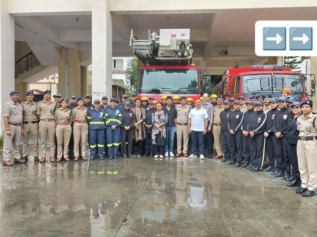 🔥 वर्ल्ड बैंक की टीम द्वारा फायर स्टेशन देहरादून का विशेष दौरा! 🚒✨
फायर स्टेशन देहरादून में वर्ल्ड बैंक के अधिकारियों की टीम ने दौरा किया। श्रीमान तकनीकी उपनिदेशक महोदय अग्निशमन एवं आपात सेवा उत्तराखंड देहरादून की अगुवाई में फायर स्टेशन देहरादून के अधिकारियों एवं कर्मचारियों द्वारा वर्ल्ड बैंक टीम का भव्य व आत्मीय स्वागत किया गया।
इस दौरान वर्ल्ड बैंक अधिकारियों ने फायर सर्विस की कार्यप्रणाली को गहनता से समझा और स्टेशन कर्मियों/अधिकारियों से विस्तृत बातचीत की।
इस विजिट के दौरान देहरादून फायर सर्विस द्वारा वर्ल्ड बैंक के अधिकारियों के समक्ष अपने आधुनिक उपकरणों और बचाव तकनीकों का शानदार प्रदर्शन किया गया:
✅ PPCV
✅ फायरमैन सेल्फ रेस्क्यू डिवाइस
✅ BA सेट
✅ जंपिंग कॉशन
✅ ब्रोंटो स्काईलिफ्ट
वर्ल्ड बैंक की टीम द्वारा अग्निशामक जवानों की तत्परता, तकनीकी दक्षता और समर्पण की भूरि-भूरि प्रशंसा की गई।
#DehradunFireService #UttarakhandPolice #FireSafety #WorldBankVisit #UttarakhandFireService