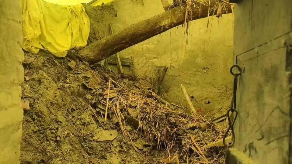#जहानागंज के #करऊत ग्राम सभा में किरण चतुर्वेदी का बारिश में गिर गया भरभरा कर कच्चा मकान परिवार हुआ बेघर