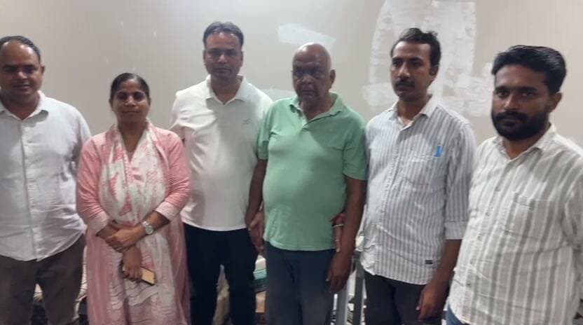 * उदयपुर में 2 करोड़ रुपये की रिश्वत लेते दलाल गिरफ्तार, SOG के अतिरिक्त पुलिस अधीक्षक डिटेन
जयपुर, ए.सी.बी. मुख्यालय के निर्देश पर भ्रष्टाचार निरोधक ब्यूरो इंटेलीजेंस यूनिट, उदयपुर द्वारा आज कार्यवाही करते हुए श्री सज्जन सिंह को 2,00,00,000 रुपये (दो करोड़ रुपये) की रिश्वत राशि लेते रंगे हाथों गिरफ्तार किया गया। साथ ही, श्री मुकेश कुमार सोनी, अतिरिक्त पुलिस अधीक्षक, एस.ओ.जी., उदयपुर को उनके निवास स्थल जिला बालोतरा से डिटेन किया गया।
भ्रष्टाचार निरोधक ब्यूरो के महानिदेशक पुलिस श्री गोविन्द गुप्ता ने बताया कि ए.सी.बी. इंटेलीजेंस यूनिट, उदयपुर को एक शिकायत प्राप्त हुई। शिकायत में बताया गया कि उदयपुर नगर निगम के 272 भूखण्ड के बहुचर्चित प्रकरण संख्या 97/2022 में पूर्व में गिरफ्तार आरोपीगण को दर्ज मुकदमों में राहत दिलाने, अन्य मामलों में आरोपी नहीं बनाने तथा गिरफ्तारी के दौरान आरोपियों के घर से बरामद ऐसे दस्तावेज, जिन्हें जब्त नहीं किया गया था, वापस लौटाने की एवज में 2 करोड़ रुपये की रिश्वत राशि श्री सज्जन सिंह जैन उर्फ टाटला, दलाल के माध्यम से श्री मुकेश कुमार सोनी, अतिरिक्त पुलिस अधीक्षक द्वारा मांगी जा रही थी।
शिकायत के संबंध में रिश्वत राशि की मांग का सत्यापन किया गया, जिसमें वार्ता के दौरान रिश्वत की मांग की पुष्टि हुई। सत्यापन के पश्चात आज दिनांक 26.09.2026 को ट्रेप कार्यवाही करते हुए आरोपी श्री सज्जन सिंह जैन उर्फ टाटला को परिवादी की फैक्ट्री से 2 करोड़ रुपये की रिश्वत राशि लेते रंगे हाथों गिरफ्तार किया गया। बरामद राशि में 4 लाख रुपये भारतीय चलन मुद्रा हैं । वहीं, श्री मुकेश कुमार सोनी, अतिरिक्त पुलिस अधीक्षक, एस.ओ.जी., उदयपुर की भूमिका संदिग्ध पाए जाने पर उन्हें उनके निवास स्थल जिला बालोतरा से डिटेन किया गया। उनसे आवश्यक पूछताछ एवं अग्रिम कार्यवाही जारी है।
डॉ. रामेश्वर सिंह, उपमहानिरीक्षक पुलिस, ए.सी.बी. के सुपरविजिन में .
एवं श्री गोपालस्वरूप मेवाड़ा, अतिरिक्त पुलिस अधीक्षक, अतिरिक्त प्रभार ब्यूरो चौकी इंटे., उदयपुर के निर्देशन में ए.सी.बी. इंटेलीजेंस यूनिट, उदयपुर की पुलिस उप अधीक्षक डॉ. सोनू शेखावत के नेतृत्व में टीम द्वारा कार्यवाही को अंजाम दिया गया।
एसीबी की अतिरिक्त महानिदेशक पुलिस श्रीमती स्मिता श्रीवास्तव एवं महानिरीक्षक पुलिस श्रीमती एस परिमला के सुपरवीजन में गिरफ्तार आरोपी श्री सज्जन सिंह जैन से पूछताछ तथा संदिग्ध श्री मुकेश कुमार सोनी, अतिरिक्त पुलिस अधीक्षक, एस.ओ.जी. उदयपुर के संबंध में अग्रिम कार्यवाही जारी है। एसीबी द्वारा मामले में धारा 7, 7ए भ्रष्टाचार निवारण अधिनियम (यथा संशोधित 1988) एवं धारा 61(2) बी.एन.एस. 2023 के अन्तर्गत प्रकरण दर्ज कर अग्रिम अनुसंधान किया जायेगा।
-किसी व्यक्ति के विरुद्ध एसीबी में प्रकरण ( अभियोग, प्राथमिक जांच, आदि) दर्ज होने पर , ACB से सीधे संपर्क कर अपना पक्ष/स्पष्टीकरण प्रस्तुत किया जा सकता है।
प्रस्तुत स्पष्टीकरण के ACB द्वारा विस्तृत विश्लेषण के उपरांत ही अनुसंधान में निर्णय लिया जाना ACB की कार्य प्रणाली का हिस्सा है।
यह जानकारी एसीबी के डर से धोखाधड़ी आदि के शिकार होने की संभावना के संदर्भ में महत्वपूर्ण है।
भ्रष्टाचार निरोधक ब्यूरो के टोल फ्री नम्बर 1064 एवं व्हाट्सएप हेल्पलाईन नम्बर 94135-02834 पर 24X7 सम्पर्क कर भ्रष्टाचार के विरूद्ध अभियान में अपना महत्वपूर्ण योगदान दें। एसीबी आपके वैध कार्य को करवाने में पूरी सहायता करेगी।