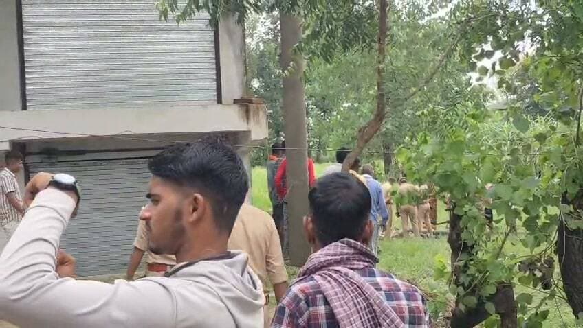 निर्माणाधीन मकान के गड्ढे में मिला अधेड़ का शव, मचा हड़कंप
कौशाम्बी। जिले के मंझनपुर थाना क्षेत्र के रजबर बंधवा मोड़ के पास निर्माणाधीन मकान के लिए खोदे गए पानी से भरे गड्ढे में अधेड़ व्यक्ति का शव मिलने से इलाके में हड़कंप मच गया। शव मिलने की सूचना मिलते ही मौके पर लोगों की भीड़ जुट गई। सूचना मिलते ही पुलिस मौके पर पहुंची। सीओ समेत भारी पुलिस बल ने घटनास्थल का निरीक्षण किया और शव को गड्ढे से बाहर निकलवाया। वहीं सीओ मंझनपुर ने बताया कि, मृतक की पहचान करारी थाना क्षेत्र के हिसामपुर का रहने वाला राजू सरोज पुत्र भैया लाल के में हुई है। अधेड़ को मिर्गी जैसी बीमारी होने की बात सामने आई है, जिसके चलते हादसा होने की आशंका जताई जा रही है। हालांकि मौत के वास्तविक कारणों की पुष्टि पोस्टमार्टम रिपोर्ट आने के बाद ही हो सकेगी। फिलहाल पुलिस पूरे मामले की जांच-पड़ताल में जुटी है।
#highlightseveryone #highlight #kaushambinews #Manjhanpur #CrimeNews #socialmedia #viralvideo #Kaushambi
अजय कुमार
KAUSHAMBI VOICE