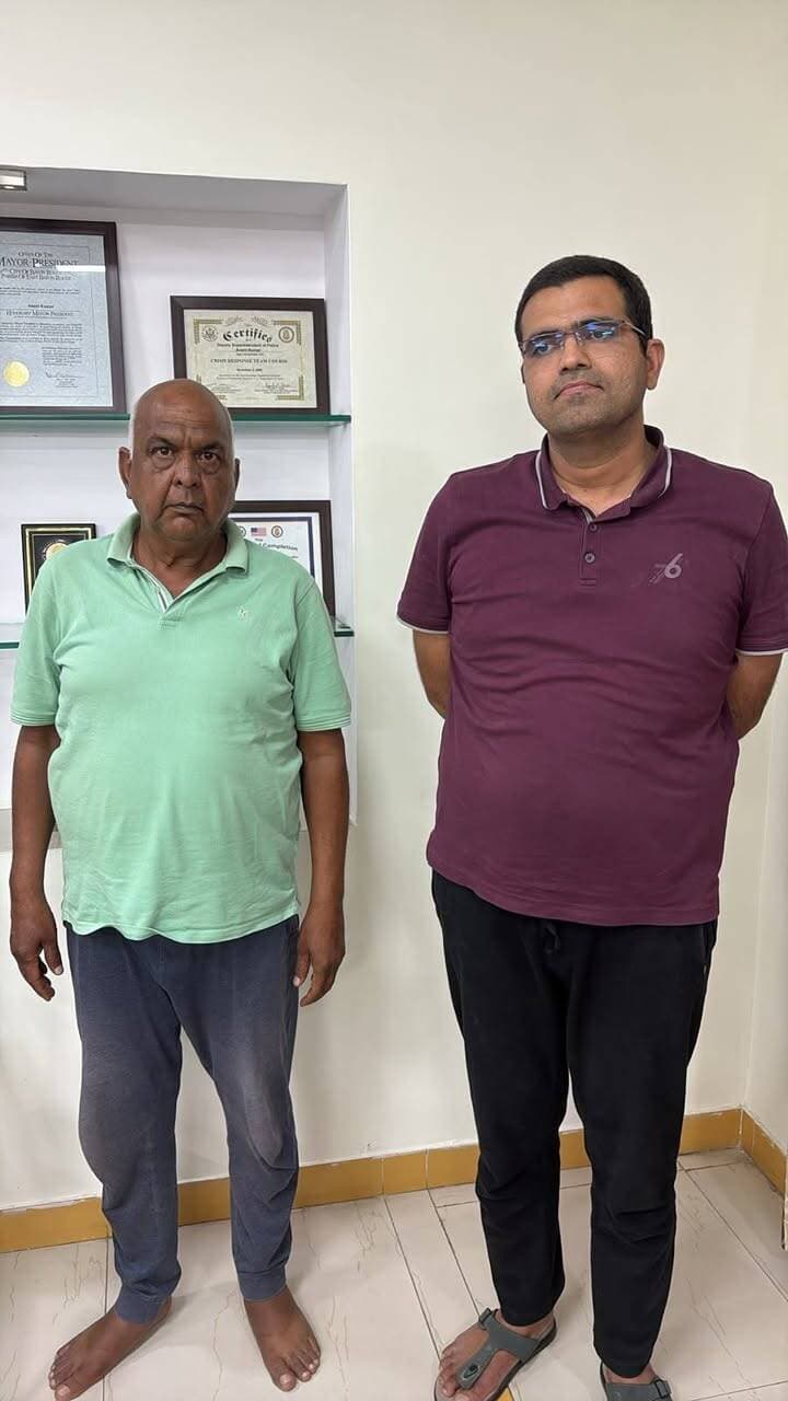 * उदयपुर में 2 करोड़ रुपये की रिश्वत लेते दलाल गिरफ्तार, SOG के अतिरिक्त पुलिस अधीक्षक डिटेन
जयपुर, ए.सी.बी. मुख्यालय के निर्देश पर भ्रष्टाचार निरोधक ब्यूरो इंटेलीजेंस यूनिट, उदयपुर द्वारा आज कार्यवाही करते हुए श्री सज्जन सिंह को 2,00,00,000 रुपये (दो करोड़ रुपये) की रिश्वत राशि लेते रंगे हाथों गिरफ्तार किया गया। साथ ही, श्री मुकेश कुमार सोनी, अतिरिक्त पुलिस अधीक्षक, एस.ओ.जी., उदयपुर को उनके निवास स्थल जिला बालोतरा से डिटेन किया गया।
भ्रष्टाचार निरोधक ब्यूरो के महानिदेशक पुलिस श्री गोविन्द गुप्ता ने बताया कि ए.सी.बी. इंटेलीजेंस यूनिट, उदयपुर को एक शिकायत प्राप्त हुई। शिकायत में बताया गया कि उदयपुर नगर निगम के 272 भूखण्ड के बहुचर्चित प्रकरण संख्या 97/2022 में पूर्व में गिरफ्तार आरोपीगण को दर्ज मुकदमों में राहत दिलाने, अन्य मामलों में आरोपी नहीं बनाने तथा गिरफ्तारी के दौरान आरोपियों के घर से बरामद ऐसे दस्तावेज, जिन्हें जब्त नहीं किया गया था, वापस लौटाने की एवज में 2 करोड़ रुपये की रिश्वत राशि श्री सज्जन सिंह जैन उर्फ टाटला, दलाल के माध्यम से श्री मुकेश कुमार सोनी, अतिरिक्त पुलिस अधीक्षक द्वारा मांगी जा रही थी।
शिकायत के संबंध में रिश्वत राशि की मांग का सत्यापन किया गया, जिसमें वार्ता के दौरान रिश्वत की मांग की पुष्टि हुई। सत्यापन के पश्चात आज दिनांक 26.09.2026 को ट्रेप कार्यवाही करते हुए आरोपी श्री सज्जन सिंह जैन उर्फ टाटला को परिवादी की फैक्ट्री से 2 करोड़ रुपये की रिश्वत राशि लेते रंगे हाथों गिरफ्तार किया गया। बरामद राशि में 4 लाख रुपये भारतीय चलन मुद्रा हैं । वहीं, श्री मुकेश कुमार सोनी, अतिरिक्त पुलिस अधीक्षक, एस.ओ.जी., उदयपुर की भूमिका संदिग्ध पाए जाने पर उन्हें उनके निवास स्थल जिला बालोतरा से डिटेन किया गया। उनसे आवश्यक पूछताछ एवं अग्रिम कार्यवाही जारी है।
डॉ. रामेश्वर सिंह, उपमहानिरीक्षक पुलिस, ए.सी.बी. के सुपरविजिन में .
एवं श्री गोपालस्वरूप मेवाड़ा, अतिरिक्त पुलिस अधीक्षक, अतिरिक्त प्रभार ब्यूरो चौकी इंटे., उदयपुर के निर्देशन में ए.सी.बी. इंटेलीजेंस यूनिट, उदयपुर की पुलिस उप अधीक्षक डॉ. सोनू शेखावत के नेतृत्व में टीम द्वारा कार्यवाही को अंजाम दिया गया।
एसीबी की अतिरिक्त महानिदेशक पुलिस श्रीमती स्मिता श्रीवास्तव एवं महानिरीक्षक पुलिस श्रीमती एस परिमला के सुपरवीजन में गिरफ्तार आरोपी श्री सज्जन सिंह जैन से पूछताछ तथा संदिग्ध श्री मुकेश कुमार सोनी, अतिरिक्त पुलिस अधीक्षक, एस.ओ.जी. उदयपुर के संबंध में अग्रिम कार्यवाही जारी है। एसीबी द्वारा मामले में धारा 7, 7ए भ्रष्टाचार निवारण अधिनियम (यथा संशोधित 1988) एवं धारा 61(2) बी.एन.एस. 2023 के अन्तर्गत प्रकरण दर्ज कर अग्रिम अनुसंधान किया जायेगा।
-किसी व्यक्ति के विरुद्ध एसीबी में प्रकरण ( अभियोग, प्राथमिक जांच, आदि) दर्ज होने पर , ACB से सीधे संपर्क कर अपना पक्ष/स्पष्टीकरण प्रस्तुत किया जा सकता है।
प्रस्तुत स्पष्टीकरण के ACB द्वारा विस्तृत विश्लेषण के उपरांत ही अनुसंधान में निर्णय लिया जाना ACB की कार्य प्रणाली का हिस्सा है।
यह जानकारी एसीबी के डर से धोखाधड़ी आदि के शिकार होने की संभावना के संदर्भ में महत्वपूर्ण है।
भ्रष्टाचार निरोधक ब्यूरो के टोल फ्री नम्बर 1064 एवं व्हाट्सएप हेल्पलाईन नम्बर 94135-02834 पर 24X7 सम्पर्क कर भ्रष्टाचार के विरूद्ध अभियान में अपना महत्वपूर्ण योगदान दें। एसीबी आपके वैध कार्य को करवाने में पूरी सहायता करेगी।