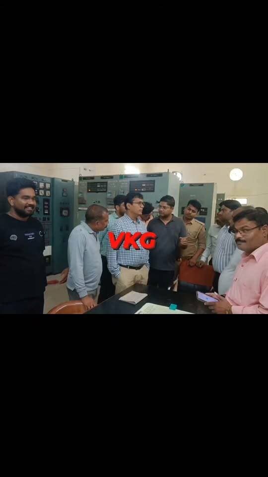 लखीमपुर में बिजली संकट के बीच अब पानी का संकट भी गहराने लगा है। घरों में नल सूख गए हैं और लोग खाली बाल्टियां लेकर पानी की तलाश में भटकने को मजबूर हैं।
हालात का जायजा लेने डीएम अंजनी कुमार सिंह और सदर विधायक योगेश वर्मा पावर हाउस पहुंचे। अधिकारियों को जल्द से जल्द विद्युत सप्लाई सुचारू कराने के निर्देश दिए गए हैं।
देखिए पूरा वीडियो।
#LakhimpurKheri #LakhimpurNews #UPNews #BreakingNews #GroundReport
