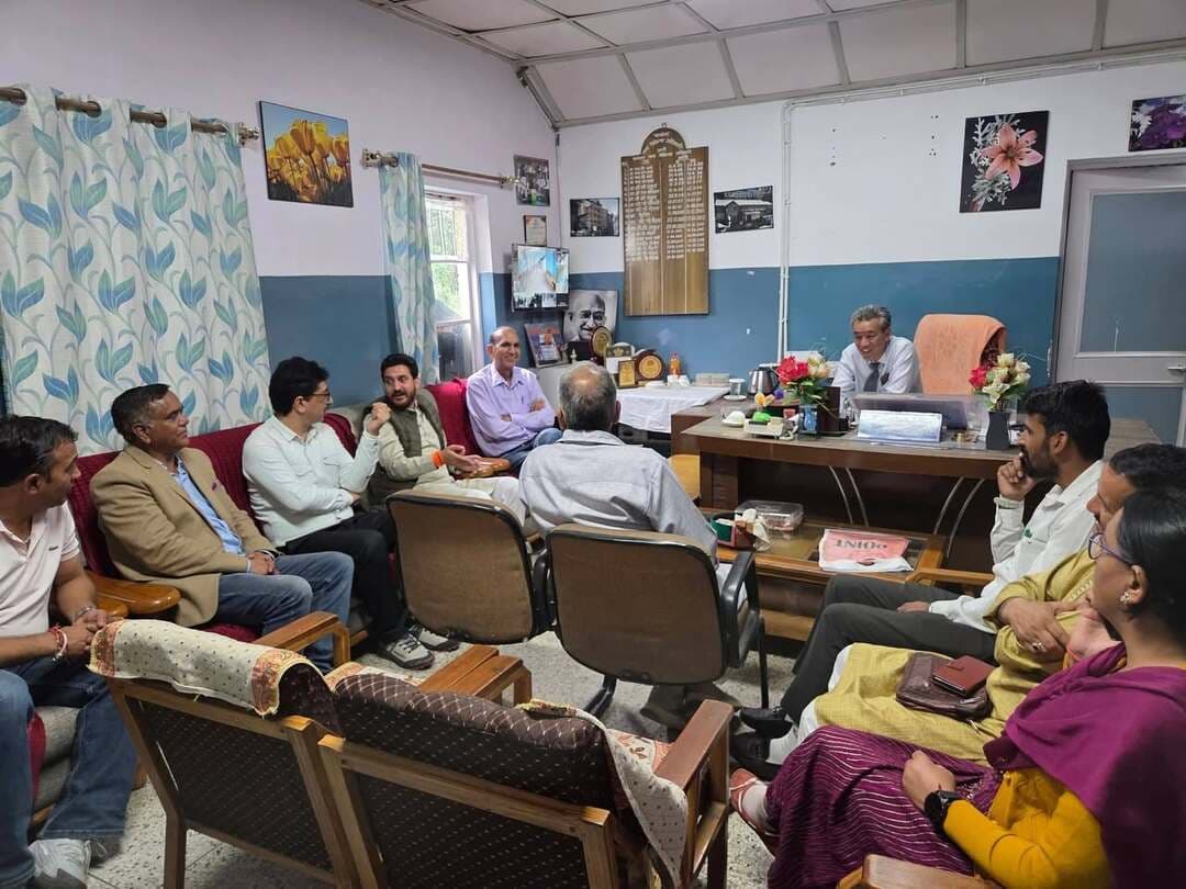 आनी अस्पताल में दिव्यांगजनों एवं वरिष्ठ नागरिकों के लिए आज स्वास्थ्य विभाग द्वारा शिविर का हुआ आयोजन, विधायक आनी लोकेन्द्र कुमार नेगी ने इस अवसर पर दिव्यांगजनों एवं वरिष्ठ नागरिकों को उपलब्ध कराई जा रही स्वास्थ्य सुविधाओं एवं सेवाओं की जानकारी ली, इस दौरान मुख्य चिकित्सा अधिकारी डॉक्टर रंजीत ठाकुर एवं विशेषज्ञ चिकित्सक एवं स्वास्थ्य विभाग के कर्मीयों ने अपनी विशेष सेवाएं दी। Kullu Times Lokender Kumar MLA