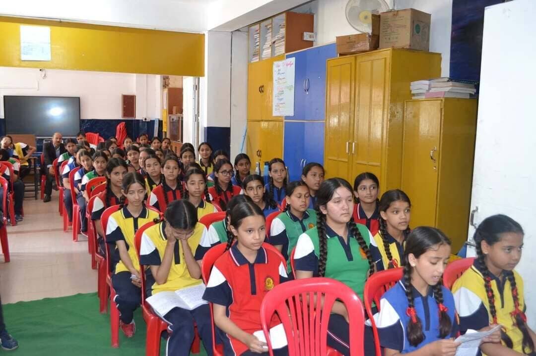 रचनात्मकता से तर्कशक्ति तक— एक्टिविटी डे में विद्यार्थियों ने दिखाई प्रतिभा
Kullu Times
भारत भारती सीनियर सेकेंडरी स्कूल में विद्यार्थियों के सर्वांगीण विकास के उद्देश्य से आयोजित मासिक एक्टिविटी डे में विभिन्न कक्षाओं के विद्यार्थियों ने उत्साहपूर्वक भाग लिया। गतिविधियों का उद्देश्य विद्यार्थियों को कक्षा-कक्ष की पढ़ाई से आगे बढ़कर रचनात्मकता, अभिव्यक्ति, आत्मविश्वास, टीमवर्क तथा तार्किक सोच के अवसर प्रदान करना रहा।
एक्टिविटी डे के अंतर्गत कक्षा I से V तक के विद्यार्थियों के लिए Best from Waste गतिविधि आयोजित की गई। विद्यार्थियों ने अनुपयोगी एवं बेकार समझी जाने वाली वस्तुओं का रचनात्मक उपयोग करते हुए विभिन्न उपयोगी एवं आकर्षक वस्तुएँ तैयार कीं।
इसी क्रम में विद्यार्थियों के लिए English Poetry Recitation का आयोजन किया गया। प्रतियोगिता को दो समूहों में विभाजित किया गया Sub-Junior Group (कक्षा I से V) तथा Junior Group (कक्षा VI से VIII)। विद्यार्थियों ने आत्मविश्वास, प्रभावशाली उच्चारण, भाव-भंगिमा और voice modulation के साथ कविताओं की प्रस्तुति दी। इस गतिविधि ने विद्यार्थियों में अंग्रेजी भाषा के प्रति रुचि बढ़ाने के साथ-साथ अभिव्यक्ति एवं मंचीय आत्मविश्वास को भी मजबूत किया।
विद्यालय में आयोजित इंटर हाउस वाद विवाद प्रतियोगिता ने गतिविधियों को एक विशेष बौद्धिक आयाम प्रदान किया। कक्षा IX-X तथा XI-XII के विद्यार्थियों के लिए क्रमशः Are Smartphones Making Students Smarter or More Distracted? तथा “Is Artificial Intelligence a Help or a Threat to Education? जैसे समसामयिक विषयों पर वाद विवाद आयोजित किए गए।
प्रतियोगिताओं में विद्यार्थियों ने विषय के पक्ष और विपक्ष में अपने तर्क प्रस्तुत किए। प्रतियोगिता केवल तैयार किए गए वक्तव्यों तक सीमित नहीं रही, बल्कि दर्शकों की ओर से प्रश्नोत्तर, प्रतिभागियों द्वारा एक-दूसरे से किए गए cross questioning तथा तत्काल तर्क प्रस्तुत करने की क्षमता ने इसे और अधिक रोचक एवं बौद्धिक बना दिया। इन गतिविधियों ने विद्यार्थियों को किसी विषय के विभिन्न पक्षों को समझने, प्रश्न पूछने, तर्क देने और अपने विचारों को प्रभावी ढंग से प्रस्तुत करने का अवसर दिया।
विद्यालय प्रबंधन के अनुसार, ऐसी गतिविधियों का उद्देश्य केवल प्रतियोगिता कराना नहीं, बल्कि विद्यार्थियों में रचनात्मकता, संवाद कौशल, आत्मविश्वास, आलोचनात्मक चिंतन, तर्कशक्ति और जिम्मेदार नागरिकता की भावना विकसित करना है। पढ़ाई के साथ ऐसी गतिविधियाँ विद्यार्थियों के व्यक्तित्व विकास को व्यापक आधार प्रदान करती हैं।