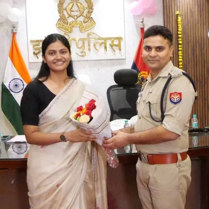 झांसी से विदा हुईं ASP अरीबा नोमान, अब कानपुर में संभालेंगी ADCP की जिम्मेदारी
झांसी। जनपद झांसी में सहायक पुलिस अधीक्षक (ASP) के पद पर तैनात 2022 बैच की IPS अधिकारी अरीबा नोमान का तबादला पुलिस कमिश्नरेट कानपुर नगर कर दिया गया है। 19 सितंबर को शासन द्वारा किए गए 35 IPS अधिकारियों के तबादले में उनका नाम भी शामिल था।
तबादले के बाद 23 सितंबर को झांसी पुलिस द्वारा उनके सम्मान में विदाई समारोह आयोजित किया गया। समारोह में SSP विकास कुमार, SP ग्रामीण डॉ. अरविन्द कुमार सहित समस्त क्षेत्राधिकारी, थाना प्रभारी और पुलिसकर्मी मौजूद रहे। अधिकारियों ने उन्हें पुष्पगुच्छ भेंट कर सम्मानित किया और नए कार्यकाल की शुभकामनाएं दीं।
शासन के आदेश के अनुसार अरीबा नोमान को अपर पुलिस उपायुक्त, पुलिस कमिश्नरेट कानपुर नगर बनाया गया है।
मूल रूप से सुल्तानपुर की रहने वाली अरीबा नोमान ने UPSC 2021 में 109वीं रैंक हासिल कर IPS में चयन पाया था।