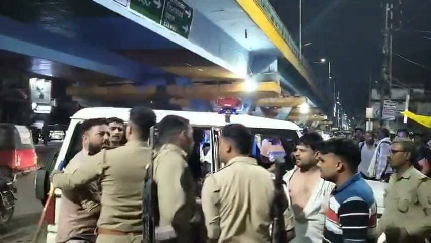 फिरोजाबाद। चौराहे पर दुकानदार-ग्राहक में मारपीट, पुलिस ने मौके पर पहुंचकर मामला कराया शांत
फिरोजाबाद। थाना टूंडला क्षेत्र के सुभाष चौराहे पर शनिवार देर शाम पैसों के लेन-देन को लेकर दुकानदार और ग्राहक के बीच कहासुनी हो गई। देखते ही देखते विवाद बढ़ गया और दोनों पक्षों में हाथापाई होने लगी।
हंगामे को देख मौके पर भारी भीड़ जमा हो गई। संयोग से सुभाष चौराहे पर मौजूद टूंडला कोतवाल बैजनाथ सिंह पुलिस बल के साथ तुरंत घटना स्थल पर पहुंचे और दोनों पक्षों को समझा-बुझाकर मामला शांत कराया।
पुलिस की तत्परता से बड़ा विवाद टल गया। फिलहाल दोनों पक्षों में से किसी के हताहत होने की सूचना नहीं है।
#Firozabad #Tundla #UPPolice #BreakingNews
---