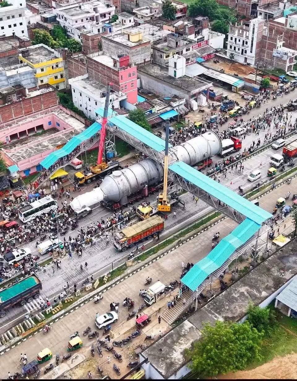 यूपी की सड़कों पर वायरल 'बाहुबली ट्रक' सैल्फी लेने के लिए की लगी भीड़....!