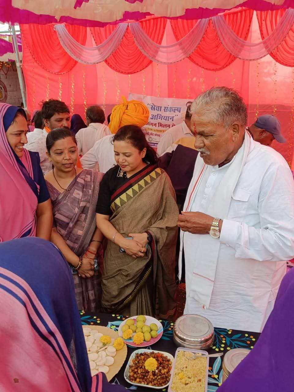 सेवा संकल्प अभियान के तहत रतलाम जिले में आंगन मिलन उत्सव कार्यक्रम मनाया गया
1192 आंगनवाड़ी केंद्रों पर पौधारोपण, सम्मान एवं बाल सुलभ गतिविधियां आयोजित की गई
सेवा संकल्प अभियान के तहत विभिन्न विभागों के द्वारा गतिविधियों का आयोजन किया जा रहा है। इसी तारतम्य में महिला एवं बाल विकास विभाग रतलाम के द्वारा आंगन मिलन कार्यक्रम का आयोजन आंगनबाड़ी केन्द्रों पर किया जा रहा है।
26 सितंबर को जिले में 1192 आंगनवाड़ी केंद्रों पर विभिन्न कार्यक्रमों का आयोजन किया गया। जिसमें जनप्रतिनिधियों के द्वारा आंगनबाड़ी केंद्रों पर पौधारोपण किया गया। साथ ही कार्यकर्ताओं एवं स्वास्थ्य विभाग की आशा एवं एएनएम का सम्मान एवं बाल सुलभ गतिविधियों का आयोजन किया गया।
रतलाम ग्रामीण अंतर्गत विधायक श्री मथुरा लाल डामोर की उपस्थिति में कुंडला ग्राम में कार्यक्रम आयोजित किया गया। इसके अतिरिक्त सभी आंगनवाड़ी केन्द्रों पर मुख्यमंत्री डॉ मोहन यादव के द्वारा दिए गए संदेश का वाचन किया गया एवं हितग्राहियों को वीडियो भी दिखाया गया। आंगन मिलन सेवा कार्यक्रम 26 सितंबर से 5 अक्टूबर 2026 तक आंगनवाड़ी केंद्रों पर आयोजित किए जाएंगे।
#JanSampark #ratlam
#MadhyaPradesh