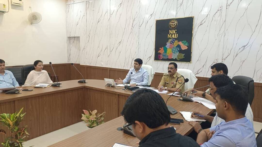 *जिलाधिकारी की अध्यक्षता में कानून व्यवस्था एवं अभियोजन शाखा की मासिक समीक्षा बैठक संपन्न*
*अपराधियों को सजा दिलाने हेतु प्रभावी पैरवी एवं लंबित वादों के त्वरित निस्तारण के निर्देश*
*अवैध शराब,मादक पदार्थ एवं महिला संबंधी अपराधों में प्रभावी एवं त्वरित कार्रवाई करने के दिए निर्देश*
जिलाधिकारी श्री आनंद वर्द्धन की अध्यक्षता में कानून व्यवस्था एवं अभियोजन शाखा की मासिक समीक्षा बैठक जिलाधिकारी कैंप कार्यालय स्थित सभागार में देर शाम संपन्न हुई। बैठक में अभियोजन कार्य, लंबित वादों, जमानत प्रकरणों, कानून व्यवस्था, महिला अपराध, एससी/एसटी एक्ट, पॉक्सो एक्ट, गैंगस्टर एवं गुंडा एक्ट सहित आगामी त्योहारों के दृष्टिगत की जा रही तैयारियों की विस्तृत समीक्षा की गई।
बैठक के दौरान संयुक्त निदेशक अभियोजन ने बताया कि अगस्त माह में अधीनस्थ एवं सत्र न्यायालयों में कुल 609 नए वाद दायर हुए,390 वादों का निस्तारण किया गया। निस्तारित वादों में 281 में सजा, 31 में रिहाई, 34 में सुलह, 31 मुकदमों को सत्र सुपुर्द तथा 13 मामलों में दाखिल दफ्तर की कार्रवाई की गई। सजा के कुल मामलों में से अधीनस्थ न्यायालयों में अन्य अधिनियमों के अंतर्गत 240 मामलों में सजा हुई।
सत्र न्यायालय में आईपीसी के अंतर्गत अगस्त माह में 31 मुकदमे दायर हुए,13 का निस्तारण किया गया। इनमें एक मामले में सजा, 11 में रिहाई तथा एक में दाखिल दफ्तर की कार्रवाई हुई। एससी/एसटी एक्ट के अंतर्गत पांच नए मुकदमे दायर हुए, जबकि दो का निस्तारण हुआ, जिनमें एक में सजा तथा एक में दाखिल दफ्तर की कार्रवाई हुई। गैंगस्टर एक्ट के अंतर्गत नौ मुकदमे दायर हुए, अगस्त माह में कोई निस्तारण नहीं हुआ। पॉक्सो एक्ट के अंतर्गत 17 मुकदमे दायर हुए तथा चार का निस्तारण हुआ, जिनमें एक में सजा और तीन में रिहाई हुई।
दायर वादों की तुलना में निस्तारण की स्थिति कम पाए जाने पर जिलाधिकारी ने समस्त अभियोजकों को इसमें सुधार लाने के निर्देश दिए। उन्होंने कहा कि मजबूत तथ्यों एवं प्रभावी पैरवी के माध्यम से अधिक से अधिक अपराधियों को, विशेषकर गंभीर अपराधों में, सजा दिलाने के लिए प्रभावी प्रयास किए जाएं। अभियोजकवार समीक्षा करते हुए जिलाधिकारी ने प्रत्येक अभियोजक को प्रत्येक माह कम से कम एक बड़े मुकदमे का निस्तारण सुनिश्चित करने तथा पुराने मुकदमों को प्राथमिकता के आधार पर लेने के निर्देश दिए।
उन्होंने कहा कि जिन मामलों में गवाह उपस्थित नहीं हो पा रहे हैं, उनकी पूर्व में ही जानकारी प्राप्त कर गवाहों की न्यायालय में उपस्थिति एवं गवाही सुनिश्चित कराई जाए। संयुक्त निदेशक अभियोजन को समय-समय पर अभियोजकों के न्यायालयों में परिवर्तन करने के भी निर्देश जिलाधिकारी ने दिए। साथ ही प्रत्येक मुकदमे की फाइल का रिकॉर्ड अद्यतन रखने तथा प्रत्येक फाइल किस स्तर पर लंबित है, इसकी नियमित समीक्षा करने को कहा। अंतिम चरण में पहुंच चुके मुकदमों के निस्तारण हेतु विशेष प्रयास करने के निर्देश भी दिए।
अभियोजकवार जमानत प्रकरणों की समीक्षा में संयुक्त निदेशक ने बताया कि अगस्त माह में कुल 538 जमानत आवेदन न्यायालय में प्रस्तुत हुए, जिनमें 433 मामलों में जमानत स्वीकृत तथा 105 मामलों में अस्वीकृत हुई। बड़ी संख्या में जमानत स्वीकृत होने पर जिलाधिकारी ने प्रभावी पैरवी सुनिश्चित करने के निर्देश दिए। उन्होंने विशेष रूप से गंभीर अपराधों में जमानत निरस्त कराने हेतु तथ्यों एवं साक्ष्यों के साथ मजबूती से पक्ष रखने को कहा।
पॉक्सो एक्ट के मामलों में पक्षद्रोहिता के कारण रिहाई के मामलों को गंभीरता से लेते हुए जिलाधिकारी ने वादी एवं उनके अभिभावकों से संपर्क कर उन्हें जागरूक करने तथा मामलों की प्रभावी पैरवी के लिए विशेष प्रयास करने के निर्देश दिए। एससी/एसटी एक्ट के कम निस्तारित मामलों में तेजी लाने तथा दोषमुक्त मामलों में नियमानुसार अपील की कार्रवाई करने को भी कहा।
कानून व्यवस्था की समीक्षा के दौरान जिलाधिकारी ने अवैध एवं जहरीली शराब के विरुद्ध अभियान चलाकर प्रभावी कार्रवाई करने के निर्देश दिए। जनपद की सीमा पर स्थित थानों को विशेष सतर्कता बरतने को कहा। जिन थानों में जनवरी माह से अब तक मादक पदार्थ एवं ड्रग्स से संबंधित कोई प्रकरण दर्ज नहीं हुआ है, वहां प्रभावी कार्रवाई सुनिश्चित करने के निर्देश दिए।
महिला संबंधी अपराध एवं उत्पीड़न के मामलों में निर्धारित समय सीमा के भीतर चार्जशीट दाखिल कर त्वरित कार्रवाई करने के निर्देश दिए गए। जिलाधिकारी ने कहा कि महिला अपराधों की नियमित समीक्षा की जाती है, इसलिए अधिक प्रकरण वाले थानों में विशेष ध्यान देकर प्रभावी कार्रवाई सुनिश्चित की जाए। स्कूल एवं कॉलेजों में महिला बीट पुलिसकर्मियों के माध्यम से महिला अपराधों में सजा के परिणामों की जानकारी छात्र-छात्राओं को देकर जागरूकता बढ़ाने के निर्देश दिए। महिला अपराधों में संलिप्त ऐसे अपराधियों, जो गुंडा एक्ट की परिधि में आते हों, के विरुद्ध नियमानुसार गुंडा एक्ट के तहत भी कार्रवाई करने के निर्देश जिला अधिकारी द्वारा दिए गए।
गैंगस्टर एक्ट के अंतर्गत पारित आदेशों के बावजूद कुछ थानों द्वारा कुर्की की कार्रवाई लंबित पाए जाने पर पुलिस अधीक्षक श्री कमलेश बहादुर ने कड़ी नाराजगी व्यक्त की। उन्होंने संबंधित थाना प्रभारियों को एक सप्ताह के भीतर पारित आदेशों का अनुपालन सुनिश्चित करने की चेतावनी दी।
गुंडा एक्ट के तहत जिला बदर किए गए अपराधियों पर कड़ी निगरानी रखने के निर्देश दिए गए। जिला बदर अपराधी के जनपद में प्रवेश पाए जाने पर संबंधित थाना प्रभारी की जिम्मेदारी निर्धारित करते हुए कड़ी कार्रवाई की चेतावनी भी जिलाधिकारी ने दी। एससी/एसटी एक्ट के मामलों में समयसीमा के भीतर चार्जशीट दाखिल करने तथा पॉक्सो एक्ट के लंबित विवेचनाओं को तत्काल पूर्ण कर चार्जशीट दाखिल करने एवं मजबूत तथ्यों के साथ पैरवी कर अपराधियों को सजा दिलाने के निर्देश जिलाधिकारी द्वारा दिए गए।
आगामी त्योहारों के दृष्टिगत जिलाधिकारी ने समस्त थानों पर पीस कमेटी की बैठक 30 सितंबर से पूर्व पूर्ण करने के निर्देश दिए। मूर्ति स्थापना स्थलों, रामलीला स्थलों आदि का क्षेत्राधिकारी एवं उप जिलाधिकारी द्वारा पूर्व में ही स्थलीय निरीक्षण करने तथा समस्याओं को चिन्हित कर समय रहते समाधान कराने को कहा। किसी जटिल प्रकरण की जानकारी होने पर तत्काल उच्चाधिकारियों को अवगत कराने के भी निर्देश दिए।
मूर्ति विसर्जन घाटों का भी पूर्व में निरीक्षण कर साफ-सफाई, विद्युत सुरक्षा एवं अन्य व्यवस्थाएं सुनिश्चित करने को कहा गया। पंडालों में विद्युत सुरक्षा पर विशेष ध्यान देने, डीजे संचालकों से समन्वय करने तथा विसर्जन के दौरान घाटों पर पर्याप्त सुरक्षा व्यवस्था सुनिश्चित करने के निर्देश जिलाधिकारी द्वारा दिए गए।
जिलाधिकारी ने नगरीय क्षेत्रों में विशेष सफाई अभियान चलाने तथा सड़क किनारे पड़े कूड़े की सफाई सुनिश्चित करने के निर्देश दिए। उन्होंने समस्त उप जिलाधिकारियों को सेवा संकल्प अभियान के अंतर्गत ब्लॉकों में आयोजित जन चौपालों में प्रतिभाग करने को कहा। लोक निर्माण विभाग को त्योहारों से पूर्व सड़कों को गड्ढामुक्त करने तथा पुलिस विभाग को पूर्व से ही निरोधात्मक कार्रवाई सुनिश्चित करने के निर्देश दिए, जिससे आगामी त्योहार शांतिपूर्ण एवं सकुशल संपन्न हो सकें।
बैठक में नगरीय क्षेत्रों में लगाए गए सभी सीसीटीवी कैमरों की क्रियाशीलता की जांच कर उन्हें अनवरत संचालित रखने के निर्देश दिए गए। हाईवे पर पेट्रोल पंपों एवं ढाबों के आसपास बेतरतीब खड़े ट्रकों पर भी प्रभावी निगरानी रखने तथा पेट्रोल पंप एवं ढाबा संचालकों से समन्वय कर वाहनों को निर्धारित स्थलों पर खड़ा कराने के निर्देश दिए। एआरटीओ को बिना नंबर प्लेट वाले वाहनों के विरुद्ध कड़ी कार्रवाई करने को कहा गया।
बैठक में पुलिस अधीक्षक श्री कमलेश बहादुर, अपर जिलाधिकारी श्री प्रवेंद्र कुमार, समस्त उप जिलाधिकारी, समस्त क्षेत्राधिकारी, समस्त थाना प्रभारी, संयुक्त निदेशक अभियोजन शाखा, डीजीसी श्री अजय कुमार सिंह सहित अभियोजन शाखा के समस्त संबंधित अधिकारी एवं अन्य संबंधित अधिकारी उपस्थित रहे।