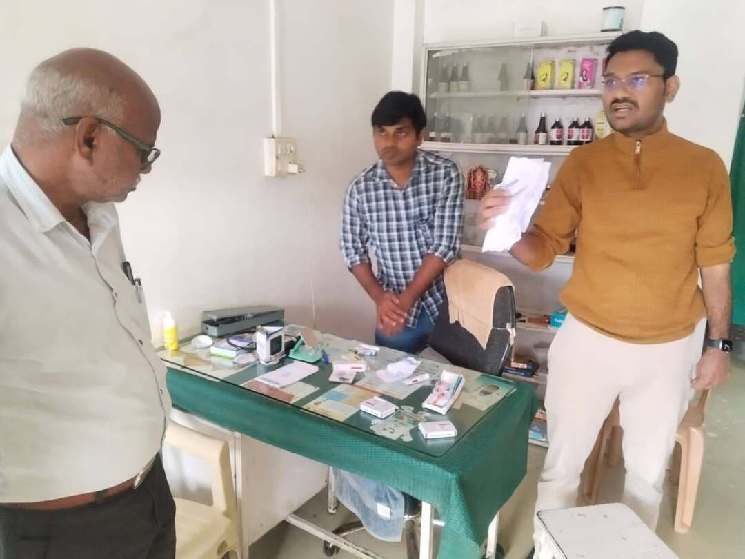 कलेक्टर के निर्देशन में अवैध क्लीनिकों के खिलाफ कार्रवाई, एक क्लीनिक सील
शहपुरा। डिंडौरी कलेक्टर के निर्देशन में नागरिकों से प्राप्त शिकायतों के आधार पर शहपुरा एसडीएम श्री फरहान इरफान जमादार के नेतृत्व में प्रशासनिक टीम ने नगर के दो क्लीनिकों का निरीक्षण किया। जांच के दौरान वैध पंजीयन एवं मान्य चिकित्सकीय डिग्री से संबंधित दस्तावेज नहीं पाए गए। दोनों स्थानों से एलोपैथिक दवाइयां, सिरिंज एवं मरीजों को दी जाने वाली दवाइयों की पर्चियां जब्त कर पंचनामा तैयार किया गया।
कार्रवाई के दौरान एक क्लीनिक को तत्काल सील कर संबंधित के विरुद्ध FIR दर्ज की गई। दूसरे क्लीनिक के संचालक के मौके पर उपस्थित नहीं होने पर उसके विरुद्ध BNSS की धारा 152 के तहत वारंट की कार्रवाई प्रारंभ की गई है। प्रशासन द्वारा नियमों का उल्लंघन कर संचालित किए जा रहे क्लीनिकों के विरुद्ध नियमानुसार कार्रवाई जारी रहेगी।
#sevasankalap #sevasankalapabhiyan2026 #collectordindori #jansamparkdindori #Dindori #Shahpura #IllegalClinic #HealthAction #Administration #ClinicSealed #MPNews #PublicSafety