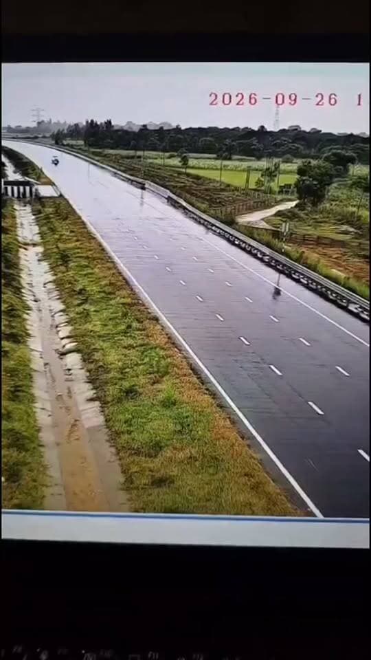 बीजेपी विधायक की कार का लाइव एक्सीडेंट फिल्मी सीन से कम नहीं..वीडियो देख आपके रोंगटे खड़े हो जाएंगे...
यूपी के बुलंदशहर में गंगा एक्सप्रेस-वे पर बीजेपी विधायक चंद्रपाल सिंह लोधी की फार्च्यूनर कार का टायर फटा और कार अनियंत्रित होकर पोल से टकरा गई। इस हादसे में बीजेपी विधायक समेत दो लोग घायल बताये गए हैं। घायलों का हापुड़ के निजी हॉस्पिटल में इलाज किया जा रहा है।
स्याना कोतवाली क्षेत्र के पोटा कबूलपुर गांव के पास गंगा एक्सप्रेस वे पर हुआ दर्दनाक हादसा।
