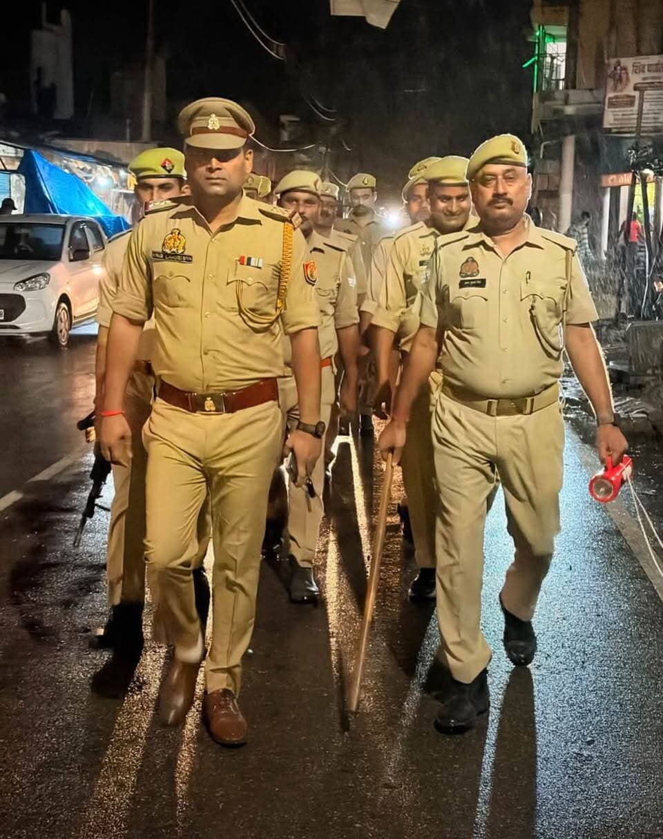 जनपद में शांति/सुरक्षा एवं कानून व्यवस्था तथा जनमानस में सुरक्षा की भावना बनाये रखने हेतु #barabankipolice द्वारा पैदल गश्त व संदिग्ध व्यक्ति/वाहन की चेकिंग की जा रही है- #viralpost