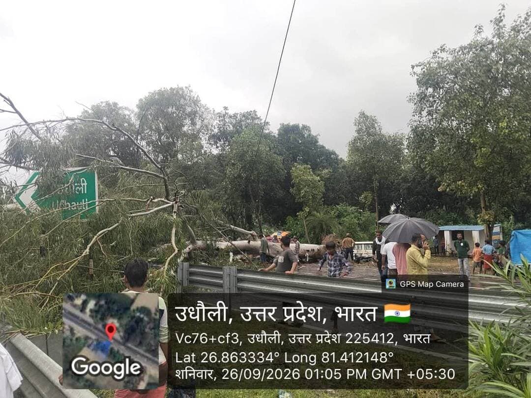 बाराबंकी में आंधी-बारिश से नुकसान, 217 पेड़ गिरे, 55 मकान क्षतिग्रस्त
बाराबंकी में 25-26 सितंबर को तेज आंधी-बारिश से भारी नुकसान हुआ है। जनपद में 217 पेड़ गिरे, 55 मकान क्षतिग्रस्त हुए और 210 बिजली के पोल क्षतिग्रस्त हुए हैं। प्रशासन ने सभी गिरे पेड़ों को हटवाकर रास्ते सुचारू करा दिए हैं और बिजली बहाली का काम युद्धस्तर पर जारी है। मकान और फसल नुकसान का सर्वे कर प्रभावितों को सहायता देने की कार्यवाही की जा रही है। #viralpost #barabankiupdates