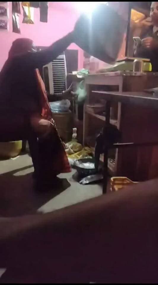 मध्याह्न भोजन की आड़ में शराब का काला कारोबार, सरकारी समूह की संचालिका बनी तस्कर
सतना। धारकुंडी थाना के कारीगोही गांव के टंकी टोला में सरकार ने मां दुर्गे स्व सहायता समूह को मध्याह्न भोजन का जिम्मा दिया, लेकिन UP से मिलावटी शराब लाने की चर्चा है। छोटी बहन खुटहा टोला स्कूल के सामने से शराब बेचती है, दोनों पदाधिकारी हैं। झोले में तस्करी होती है। पुलिस-आबकारी मौन हैं।