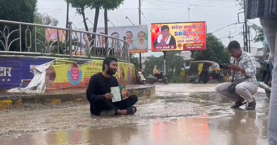 ## रीवा की लाचार ट्रैफिक व्यवस्था और भ्रष्टाचार की जमीनी हकीकत
रीवा शहर में ट्रैफिक और प्रशासनिक व्यवस्था पूरी तरह से चरमरा चुकी है। रेलवे स्टेशन से लेकर रेटhara, ढेकाहा, जयस्तंभ, सिरमौर चौराहा, समान चौराहा और कॉलेज चौराहा तक हर तरफ बेकाबू जाम आम नागरिक की जिंदगी का हिस्सा बन गया है। शहर के फ्लाईओवरों के नीचे और मुख्य मार्गों पर अवैध अतिक्रमण लगातार बढ़ता जा रहा है, लेकिन प्रशासन इस ओर आंखें मूंदे बैठा है। हालात यह हैं कि शाम होते ही मुख्य बाजारों में निकलना दूभर हो जाता है और एंबुलेंस जैसी आपातकालीन सेवाएं भी इस भयंकर जाम में घंटों फंसी रहती हैं, जिससे किसी की भी जान पर बन सकती है।
### अवैध वसूली और पार्किंग के नाम पर लूट
पूरे शहर में नियमों को ताक पर रखकर अवैध वसूली का खेल खुलेआम चल रहा है। नगर निगम और पार्किंग ठेकेदार मिलकर आम जनता और वाहन चालकों से मनमाने दाम वसूल रहे हैं। पर्ची के नाम पर प्रति व्यक्ति रोजाना 50, 70 से लेकर 150 रुपये तक वसूले जा रहे हैं, जिसने पूरी यातायात व्यवस्था को खोखला कर दिया है। इसके अलावा, ट्रैफिक व्यवस्था संभालने के लिए तैनात जिम्मेदार अधिकारियों द्वारा भी मनमानी और वसूली की शिकायतें सामने आ रही हैं, जिससे जनता में भारी आक्रोश है।
### प्रशासनिक लापरवाही और समान थाना क्षेत्र का हाल
समान थाने के पास नए बस स्टैंड और आसपास के इलाकों का हाल बद से बदतर होता जा रहा है। स्थानीय लोगों के अनुसार, थाना प्रभारी अपनी ड्यूटी के समय का ज्यादातर हिस्सा घर पर बिताते हैं और यदि वे मैदान में उतरकर सही तरीके से ड्यूटी करें, तो यह दुर्दशा कभी न हो। जब जिम्मेदार अधिकारी और ट्रैफिक प्रभारी अपनी जिम्मेदारी निभाने में पूरी तरह असफल साबित हो रहे हैं, तो जनता का सवाल बिल्कुल जायज है कि ऐसे लापरवाह अधिकारियों को तुरंत सस्पेंड क्यों नहीं किया जा रहा है?
इस लाचार और भ्रष्ट व्यवस्था के खिलाफ कड़ा रुख अपनाते हुए जनता को अब अपनी आवाज बुलंद करनी होगी।
#RewaTrafficMess
#FixRewaTraffic
#NagarNigamRewa
#RewaPolice
#ActionAgainstCorruption
#EmergencyServicesBlocked