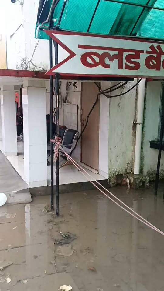 बारिश के बाद जलमग्न हुआ हरदोई का मेडिकल कॉलेज, ब्लड बैंक और ICU के बाहर भरा पानी; मरीज परेशान
उत्तर प्रदेश के हरदोई में हुई बारिश के बाद जिले का मुख्य स्वास्थ्य केंद्र 'मेडिकल कॉलेज' खुद बदहाली का शिकार हो गया है। बारिश के कारण अस्पताल परिसर में चारों तरफ भारी जलभराव हो गया है, जिससे स्वास्थ्य व्यवस्थाओं की पोल खुल गई है।