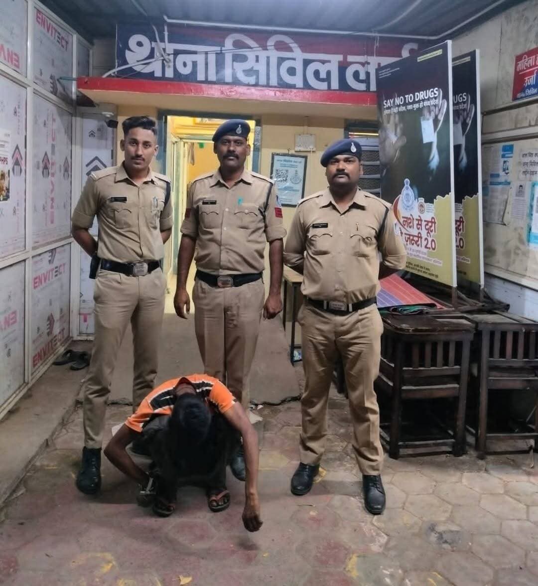 दिव्यांग युवती के अपहरण और दुष्कर्म का मामला: चंद घंटों में आरोपी और उसकी मां गिरफ्तार
देवास। सिविल लाइन थाना क्षेत्र में मानसिक रूप से दिव्यांग युवती के अपहरण और उसके साथ दुष्कर्म के आरोप में पुलिस ने कार्रवाई करते हुए मुख्य आरोपी सहित दो लोगों को गिरफ्तार किया है। पुलिस के मुताबिक शिकायत मिलने के चंद घंटों के भीतर दोनों आरोपियों को गिरफ्तार कर न्यायालय में पेश किया गया, जहां से उन्हें जेल भेज दिया गया।
पुलिस के अनुसार युवती की मां ने सिविल लाइन थाने में शिकायत दर्ज कराई थी कि उसकी मानसिक रूप से दिव्यांग बेटी का अपहरण किया गया और उसके साथ दुष्कर्म हुआ है। शिकायत के आधार पर पुलिस ने अपराध क्रमांक 543/2026 दर्ज कर बीएनएस की धारा 64(2), 61(2), 140(3) तथा दिव्यांगजन अधिकार अधिनियम, 2016 की धारा 92 के तहत प्रकरण दर्ज किया।
मामले की गंभीरता को देखते हुए पुलिस अधीक्षक पुनीत गेहलोद के मार्गदर्शन में तत्काल टीम गठित की गई। पुलिस का कहना है कि मुखबिर तंत्र, तकनीकी साक्ष्यों और भौतिक साक्ष्यों के आधार पर कार्रवाई करते हुए आरोपी जितेन्द्र पिता रामसिंह मालवीय (30), निवासी दशहरा मैदान, निमाड़ नगर, देवास को गिरफ्तार किया गया। उसके साथ उसकी मां को भी आरोपी बनाया गया है।
दोनों को न्यायालय में पेश करने के बाद जेल भेज दिया गया। पुलिस के अनुसार मामले में आगे की वैधानिक कार्रवाई जारी है।
कार्रवाई में इनकी रही भूमिका
थाना प्रभारी निरीक्षक विजय सिंह लोधी, उपनिरीक्षक संजय सौराष्ट्रीय, प्रधान आरक्षक घनश्याम, मप्रआर सावित्री बामनिया, मआर आरती, मोनिका, आरक्षक अरुण चावड़ा और गबरूद्दीन की कार्रवाई में सराहनीय भूमिका रही।