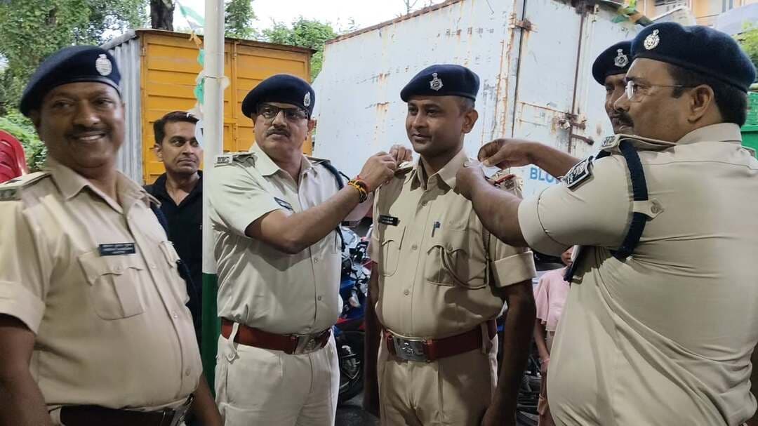 फतुहा दीदारगंज और नदी थाने में 34 को मिली SI में प्रोन्नति
फतुहा SDPO-1 के अधीन काम करने वाले तीन थानों में कुल 34 ASI को SI में प्रोन्नति मिली है। SDPO-1 के अंतर्गत फतुहा दीदारगंज और नदी थाने में पिपिंग समारोह का आयोजन किया गया। थाने में पदस्थापित ASI को प्रमोशन मिलने के बाद SDPO अवधेश कुमार, सर्किल इंस्पेक्टर माया यादव, फतुहा SHO श्रीमंत सुमन, दीदारगंज SHO सुनील कुमार, सुपरवाइजिंग इंस्पेक्टर संतोष कुमार और नदी थानेदार सद्दाम हुसैन ने पिपिंग समारोह में अधिकारियों के कंधे पर दूसरा स्टार लगाया, जिसके बाद सभी सहायक अवर निरीक्षक ने पुलिस अवर निरीक्षक के पद को धारण कर लिया।
शुक्रवार को सबसे पहले फतुहा थाने में पिपिंग समारोह का आयोजन किया गया, जहां SDPO अवधेश कुमार, SHO श्रीमंत सुमन और सुपरवाइजिंग इंस्पेक्टर संतोष कुमार ने बारी बारी से सभी 9 ASI के कंधे पर दूसरा स्टार लगाया और शुभकामनाएं भी दी। प्रमोशन लेने वालों में शियाशरण कुमार, कुमार रविंद्र, कौशल किशोर, श्रवण कुमार निराला, नरेंद्र महतो, विजय यादव, अजीत कुमार , मुमताज अली और अवधेश कुमार का नाम शामिल है। दूसरा स्टार मिलते ही सभी ने अपने सीनियर को सैल्यूट और हैंड शेक किया। मौके पर मौजूद वरीय अधिकारियों ने भी सभी नवप्रोनत अधिकारियों को शुभकामना के साथ उनके उज्ज्वल भविष्य की कामना की। SDPO ने प्रोमोशन लेने वालों को नई जिम्मेदारी के प्रति सजग रहने और उसे निभाने का नसीहत भी दिया।
शुक्रवार की शाम दीदारगंज थाने में भी पिपिंग समारोह आयोजित कर कुल 15 सहायक अवर निरीक्षक के कंधे पर स्टार लगाया गया। पिपिंग समारोह में मौजूद SDPO अवधेश कुमार ने सभी को पुलिस अवर निरीक्षक पद की बधाई दी। दीदारगंज थाने में प्रोमोशन लेने वालों में ब्रह्मदेव कुमार यादव, हरीश कुमार, अनिरुद्ध कुमार राय, विजय कुमार, सतीश कुमार चतुर्वेदी, मधुसूदन कुमार, नवमी नारायण प्रसाद, प्रभात कु मिश्रा, रंजीत कुमार, राम कुमार यादव, रंजन कुमार, संजय कुमार, प्रहलाद कुमार, अरविंद कुमार और योगेंद्र प्रसाद का नाम शामिल है।
शनिवार की शाम नदी थाने में आयोजित पिपिंग समारोह में पदोन्नत होकर एसआई बनने वाले पुलिसकर्मियों में बलवंत सिंह, संतोष कुमार, शैलेश्वर प्रसाद, सुबोध कुमार, शम्भू पासवान, प्रवीण कुमार, अजय कुमार सिंह, पप्पू पासवान, सुभाष कुमार सिंह, सुरेंद्र साह और संतनु कुमार सिंह का नाम उल्लेखनीय हैं। कार्यक्रम के दौरान SDPO-1 अवधेश कुमार, सर्किल इंस्पेक्टर माया यादव, दीदारगंज थानेदार सुनील कुमार और नदी थाना SHO सद्दाम हुसैन ने सभी पदोन्नत ASI के कंधे पर स्टार लगाया। कंधे पर स्टार का इजाफा होते ही सभी ने बारी बारी से अपने सीनियर को सैल्यूट और हैंडशेक किया। फिर इसके बाद अधिकारियों ने भी प्रोन्नति पाने वालों के लिए मंगल कामनाएं की और नई जिम्मेदारी के लिए बधाई दीं।
वरीय पुलिस अधीक्षक के कार्यालय से 20 सितंबर को निर्गत आदेश में पटना जिले के 1647 ASI को प्रोमोशन मिल है। पदोन्नति के साथ इन पुलिसकर्मियों की जिम्मेदारियां भी बढ़ गई हैं। कानून-व्यवस्था बनाए रखने, पुलिसिंग व्यवस्था को मजबूत करने और आम लोगों की सुरक्षा से जुड़े मामलों में अब उन्हें अपनी नई भूमिका का निर्वहन करना होगा। अधिकारियों ने उम्मीद जताई कि सभी पदोन्नत पुलिसकर्मी अपनी नई जिम्मेदारी का ईमानदारी, अनुशासन और कर्तव्यनिष्ठा के साथ निर्वहन करेंगे और पुलिस विभाग की कार्यप्रणाली को और बेहतर बनाने में योगदान देंगे।
⭐ पदोन्नत सभी ASI को नई जिम्मेदारी के लिए हार्दिक बधाई।
फिरोज
News Tube 24x7