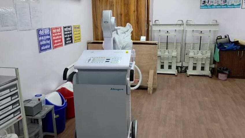 *रोहड़ू अस्पताल बना बेहतर स्वास्थ्य सेवाओं का भरोसेमंद केंद्र*
प्रदेश सरकार दूरदराज के क्षेत्रों में रहने वाले लोगों को बेहतर एवं आधुनिक स्वास्थ्य सुविधाएं उपलब्ध करवाने के लिए प्रतिबद्ध है। इसी दिशा में प्रदेश के दुर्गम क्षेत्रों तक आधुनिक स्वास्थ्य सुविधाओं के विस्तार के साथ चिकित्सकों एवं अन्य आवश्यक स्वास्थ्य कर्मचारियों की तैनाती की जा रही है, जिससे लोगों को अपने क्षेत्र में ही गुणवत्तापूर्ण स्वास्थ्य सेवाएं उपलब्ध हो सकें।
इसी कड़ी में नागरिक अस्पताल रोहड़ू दूरदराज क्षेत्रों के लोगों को आधुनिक एवं बेहतर स्वास्थ्य सुविधाएं उपलब्ध करवाने में महत्वपूर्ण भूमिका निभा रहा है। अस्पताल में विभिन्न प्रकार की स्वास्थ्य सेवाएं उपलब्ध होने से क्षेत्र के लोगों को उपचार एवं आवश्यक जांच के लिए शिमला जाने की आवश्यकता कम हुई है और उन्हें अपने घर के समीप ही बेहतर स्वास्थ्य सुविधाएं मिल रही हैं।
*अस्पताल 24 घंटे दे रहा स्वास्थ्य सेवाएं - डॉ रविंद्र शर्मा*
वरिष्ठ चिकित्सा अधिकारी, नागरिक अस्पताल रोहड़ू, डॉ. रविंद्र शर्मा ने बताया कि अस्पताल में 24 घंटे, सातों दिन आपातकालीन स्वास्थ्य सेवाएं उपलब्ध हैं। नागरिक अस्पताल रोहड़ू शिमला जिला के विभिन्न क्षेत्रों के साथ-साथ पड़ोसी राज्य उत्तराखंड की करीब 02 लाख से अधिक आबादी को भी स्वास्थ्य सेवाएं प्रदान कर रहा है। अस्पताल में सीटी स्कैन, एक्स-रे एवं अल्ट्रासाउंड की सुविधाएं उपलब्ध हैं। उन्होंने बताया कि अस्पताल में 50 बिस्तरों वाला क्रिटिकल केयर ब्लॉक, 8 बिस्तरों की एसएनसीयू तथा 4 बिस्तरों की डे-केयर कैंसर यूनिट स्थापित की जा रही है, जिससे क्षेत्रवासियों को और बेहतर स्वास्थ्य सेवाएं स्थानीय स्तर पर उपलब्ध होंगी।
*करीब 3 लाख लोगों को मिल रहा स्वास्थ्य सेवाओं का लाभ*
नागरिक अस्पताल रोहड़ू से रोहड़ू, जुब्बल, कोटखाई, चौपाल एवं डोडरा-क्वार क्षेत्र के साथ-साथ पड़ोसी राज्य उत्तराखंड के लोगों को भी स्वास्थ्य सेवाओं का लाभ मिल रहा है। रोहड़ू नागरिक अस्पताल क्षेत्र की करीब 03 लाख की आबादी को स्वास्थ्य सेवाएं प्रदान कर रहा है। अस्पताल में कुल 200 बिस्तरों की क्षमता है तथा प्रतिदिन औसतन 800 से 1000 मरीज ओपीडी में उपचार के लिए पहुंचते हैं। अस्पताल में प्रतिदिन औसतन 120 से 130 मरीजों को इनडोर उपचार की सुविधा मिल रही है। इसके अलावा अस्पताल में हर माह औसतन 100 से 120 बड़ी एवं छोटी सर्जरी तथा 110 से 115 प्रसव करवाए जा रहे हैं।
*आधुनिक स्वास्थ्य सुविधाएं उपलब्ध*
रोहड़ू नागरिक अस्पताल में सीटी स्कैन, अल्ट्रासाउंड, डिजिटल एक्स-रे, ब्लड बैंक, वेंटिलेटर सहित हाई डिपेंडेंसी यूनिट तथा पूरी तरह सुसज्जित सर्जरी, प्रसूति एवं स्त्री रोग, हड्डी रोग और नेत्र रोग के ऑपरेशन थिएटर की सुविधाएं उपलब्ध हैं। अस्पताल में क्र्स्ना डायग्नोस्टिक्स लैब, अस्पताल की अपनी लैब तथा हंस फाउंडेशन द्वारा डायलिसिस सेवाएं भी प्रदान की जा रही हैं। अस्पताल में वर्तमान में 22 चिकित्सक एवं 24 स्टाफ नर्स कार्यरत हैं। इसके अलावा अस्पताल में 24 घंटे सातों दिन आपातकालीन सेवाएं भी प्रदान की जा रही हैं।
*पोर्टेबल एक्स-रे एवं अल्ट्रासाउंड मशीन से सुदृढ़ हो रही स्वास्थ्य सेवाएं*
नागरिक अस्पताल रोहड़ू में पोर्टेबल अल्ट्रासाउंड एवं एक्स-रे मशीनों की सुविधा से मरीजों को बेहतर एवं त्वरित स्वास्थ्य सेवाएं मिल रही हैं। पोर्टेबल होने के कारण इन मशीनों को आवश्यकता अनुसार मरीज के पास ले जाकर जांच की जा सकती है, जिससे विशेषकर आपातकालीन एवं दुर्घटना के मामलों में काफी सुविधा मिल रही है। लगभग 6 लाख रुपये की लागत से स्थापित पोर्टेबल अल्ट्रासाउंड मशीन के माध्यम से जांच शुरू हो चुकी है। यह मशीन 20 जून को अस्पताल में स्थापित की गई थी तथा इसके संचालन के लिए 5 चिकित्सकों को लाइसेंस प्रदान किया गया है।
वहीं, लगभग 28 लाख रुपये की लागत वाली पोर्टेबल एक्स-रे मशीन से भी आगामी तीन सप्ताह में जांच शुरू होने की संभावना है। इसके संचालन के लिए आवश्यक 6 एमएम वायरिंग एवं अर्थिंग का कार्य जल्द पूरा किया जाएगा। इन सुविधाओं से अस्पताल में मरीजों को स्थानीय स्तर पर आवश्यक जांच उपलब्ध होने के साथ-साथ समय पर उपचार में भी सहायता मिलेगी।
*डे-केयर कैंसर यूनिट होगी स्थापित*
नागरिक अस्पताल रोहड़ू में 4-बेड की डे-केयर कैंसर यूनिट जल्द स्थापित की जाएगी, जिसे स्वीकृति प्रदान की जा चुकी है। यूनिट के निर्माण के लिए डीपीआर तैयार कर ली गई है तथा इसके लिए स्थान का चयन भी किया जा चुका है। संबंधित कंपनी द्वारा जल्द ही निर्माण कार्य शुरू किया जाएगा। वर्तमान में भी नागरिक अस्पताल रोहड़ू में कैंसर मरीजों को कीमोथेरेपी की सुविधा उपलब्ध करवाई जा रही है। अलग से डे-केयर कैंसर यूनिट स्थापित होने से मरीजों को उपचार के लिए बेहतर एवं समर्पित सुविधाएं उपलब्ध होंगी तथा उन्हें इसका विशेष लाभ मिलेगा।
*अस्पताल में डायलिसिस सेंटर सुचारू रूप से संचालित*
नागरिक अस्पताल रोहड़ू में मरीजों की सुविधा के लिए हंस फाउंडेशन के सौजन्य से 6-बेड का डायलिसिस सेंटर सुचारू रूप से संचालित किया जा रहा है। सेंटर में मरीजों को निःशुल्क डायलिसिस सुविधा उपलब्ध करवाई जा रही है। सेंटर में हंस फाउंडेशन द्वारा चिकित्सक एवं प्रशिक्षित स्टाफ की सेवाएं उपलब्ध करवाई जा रही हैं। पिछले तीन वर्षों से संचालित इस केंद्र से क्षेत्र के मरीजों को निरंतर लाभ मिल रहा है। वर्तमान में सेंटर में प्रतिदिन लगभग 12 मरीजों का डायलिसिस किया जा रहा है। अस्पताल में एक डायलिसिस मशीन एचआईवी संक्रमित एवं हेपेटाइटिस-बी से ग्रसित मरीजों के लिए समर्पित रखी गई है, जिससे ऐसे मरीजों को सुरक्षित एवं आवश्यक डायलिसिस सुविधा उपलब्ध हो रही है।
*23 करोड़ रुपये की लागत से बन रहा 50-बेड का क्रिटिकल केयर ब्लॉक*
नागरिक अस्पताल रोहड़ू में लगभग 23 करोड़ रुपये की लागत से 50-बेड का क्रिटिकल केयर ब्लॉक बनाया जा रहा है। इसमें करीब 17 करोड़ रुपये भवन निर्माण तथा 6 करोड़ रुपये चिकित्सा उपकरण एवं मशीनरी के लिए प्रस्तावित हैं। भवन का निर्माण कार्य शुरू हो चुका है और अब तक लगभग 15 प्रतिशत कार्य पूरा किया जा चुका है। निर्माण कार्य लगभग दो वर्ष में पूरा करने का लक्ष्य है। क्रिटिकल केयर ब्लॉक के निर्माण से विशेष रूप से आपातकालीन मरीजों को बेहतर एवं त्वरित स्वास्थ्य सुविधाएं उपलब्ध होंगी। ब्लॉक में 20 बेड आपातकालीन मरीजों के लिए निर्धारित किए जाएंगे। इसके अतिरिक्त लेबर रूम, दो ऑपरेशन थिएटर, आईसीयू बेड, आइसोलेशन वार्ड, लिफ्ट, रैंप, हीटिंग सिस्टम तथा चिकित्सकों एवं स्टाफ के लिए ड्यूटी रूम सहित विभिन्न आवश्यक सुविधाएं उपलब्ध होंगी। ब्लॉक की एक महत्वपूर्ण विशेषता उसमे बनने वाली समर्पित लैब भी होगी, जिसमें माइक्रोबायोलॉजी से संबंधित स्टाफ के लिए आवश्यक व्यवस्था होगी। इससे विभिन्न प्रकार के संक्रमण एवं अन्य बीमारियों की जांच में सुविधा मिलेगी तथा मरीजों को अस्पताल में ही आवश्यक जांच एवं उपचार की बेहतर सुविधा उपलब्ध हो सकेगी।
*16-स्लाइस सीटी स्कैन मशीन होगी स्थापित*
नागरिक अस्पताल रोहड़ू में डुअल मोड 16-स्लाइस सीटी स्कैन मशीन स्थापित की जाएगी। इसके लिए हिमाचल प्रदेश सरकार द्वारा अनुमोदन प्रदान कर दिया गया है। मशीन को आगामी दो माह के भीतर स्थापित करने का लक्ष्य है। सीटी स्कैन मशीन की सुविधा उपलब्ध होने से मरीजों में गंभीर बीमारियों का समय पर एवं बेहतर निदान करने में सहायता मिलेगी। मशीन की उच्च रेजोल्यूशन क्षमता के साथ-साथ इसकी रिपोर्टिंग सुविधा भी बेहतर एवं त्वरित होगी। इससे मरीजों को आवश्यक जांच एवं उपचार के लिए बेहतर स्वास्थ्य सुविधाएं स्थानीय स्तर पर उपलब्ध हो सकेंगी।
*50 यूनिट क्षमता का ब्लड बैंक सुचारू रूप से संचालित*
नागरिक अस्पताल रोहड़ू में 50 यूनिट क्षमता का ब्लड बैंक सुचारू रूप से संचालित किया जा रहा है, जिससे क्षेत्र के मरीजों को आवश्यकतानुसार रक्त की सुविधा उपलब्ध हो रही है। अस्पताल में प्रतिदिन आपातकालीन स्थिति में आने वाले मरीजों को रक्त की आवश्यकता पड़ती है। ऐसे में ब्लड बैंक की सुविधा मरीजों के लिए अत्यंत उपयोगी साबित हो रही है। इससे आपातकालीन एवं अन्य जरूरतमंद मरीजों को समय पर रक्त उपलब्ध करवाने में सहायता मिल रही है।
-०-