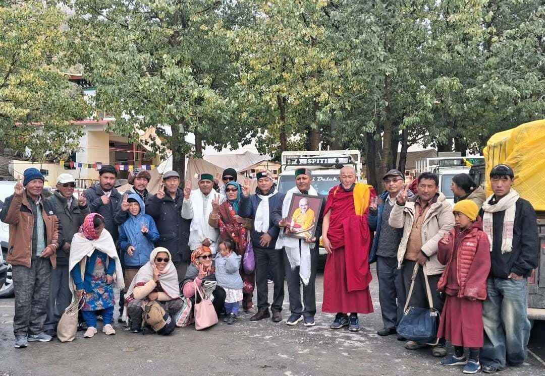 हिमाचल प्रदेश पेंशनर संयुक्त संघर्ष समिति पेंशनरों की आवाज जन-जातिय क्षेत्र जिला लाहौल-स्पीति के काजा के की मोनारसटी (की गोमपा) से द्वितीय चरण की शुरुआत!
गांव गांव जाकर जन जागरण से लोगों को जोड़ कर पेंशनरों की आवाज पहुंचाई जाएगी!
हिमाचल प्रदेश संयुक्त संघर्ष समिति ने पेंशनरों की लंबित देनदारी और अधिकारों को लेकर प्रदेश भर में जन जागरण अभियान शुरू कर दिया है! पेंशनरों के हक की आवाज लाहौल स्पीति जिला के काजा के गांव-गांव तक पहुंच चुकी है! तीन सदस्यीय समिति का नेतृत्व कर रहे प्रदेश अतिरिक्त महासचिव
भूपराम वर्मा की अध्यक्षता में आज यह समिति काजा पहुंची और वहां एक कार्यकर्ताओं के साथ बैठक का आयोजन किया!
समिति का लक्ष्य पेंशनों को उनके अधिकारों और सरकार से देय लंबित राशि के भुगतान के बारे में गांव-गांव तक पहुंचाने के साथ अधिक से अधिक पेंशनों को संगठन से जोड़ना है!
बैठक की अध्यक्षता पासंग डोलमा जिला संयोजक महिला विंग काजा ने की! इस बैठक में 39 कार्यकर्ताओं ने भाग लिया! बैठक में सर्व सहमति से फैसला लिया गया कि जिला लाहौल स्पीति काजा का संयोजक एल. एन. बोध को नियुक्त किया गया!
इस बैठक में समिति के प्रदेश अतिरिक्त महासचिव भूपराम वर्मा विशेष अतिथि के रूप में उपस्थित रहे है और उनके साथ प्रदेश मीडिया प्रभारी सैन राम नेगी, जिला शिमला संयोजक मोहन ठाकुर भी मौजूद रहे!
प्रदेश अतिरिक्त महासचिव भूपराम वर्मा ने बताया कि 18 सितंबर को बिलासपुर में प्रदेश की 18 विभिन्न संगठनों के संगठनों की राज्य स्तरीय बैठक हुई थी जिसमें प्रदेश भर में जन जागरण अभियान चलाने का निर्णय लिया था! इसी निर्णय के तहत द्वितीय चरण अभियान की काजा शुरुआत की गई है और बैठक में तय किया गया कि संगठन को मजबूत बनाने के लिए सदस्यता अभियान तेज किया जाएगा और गांव-गांव में छोटी टोलिया बनाकर जन जागरण अभियान को तेजी लाई जाएगी!
भूपराम वर्मा
प्रदेश अतिरिक्त महासचिव हिमाचल प्रदेश पेंशन संयुक्त संघर्ष समिति!