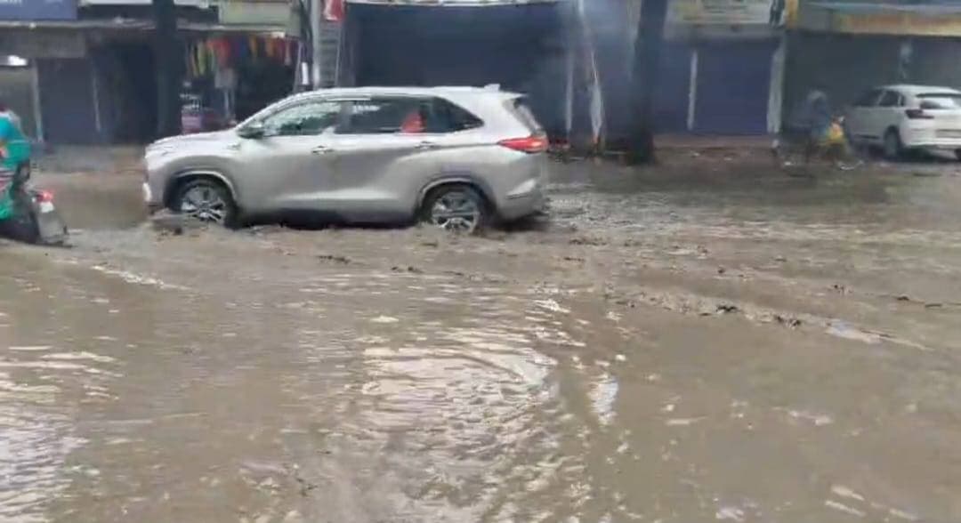 जहानाबाद-अरवल मुख्य मार्ग पर किंजर-कुर्था मोड़ के समीप जलजमाव से राहगीरों और वाहन चालकों की परेशानी बढ़ गई है। सड़क पर पानी जमा रहने से आवागमन प्रभावित हो रहा है। स्थानीय लोगों का कहना है कि जल निकासी की समुचित व्यवस्था नहीं होने के कारण बारिश के बाद यहां अक्सर ऐसी स्थिति उत्पन्न हो जाती है।