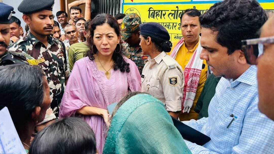 पंचायत विकास दिवस पर साइस्ताबाद पहुंचीं डीएम, महिलाओं को सम्मानजनक बैठने की व्यवस्था नहीं होने पर जताई नाराजगी
जहानाबाद : मोदनगंज प्रखंड की साइस्ताबाद पंचायत में रविवार को पंचायत विकास दिवस का आयोजन किया गया। पंचायत सरकार भवन में आयोजित कार्यक्रम का उद्घाटन जिला पदाधिकारी छिरिङ वाई भूटिया ने किया। इस दौरान उन्होंने विभागीय स्टॉलों का निरीक्षण कर ग्रामीणों को उपलब्ध कराई जा रही योजनाओं और सेवाओं की जानकारी ली।
कार्यक्रम के दौरान महिलाओं को जमीन पर बैठाए जाने पर डीएम ने नाराजगी जताई। उन्होंने महिलाओं के लिए भी समान और सम्मानजनक बैठने की व्यवस्था सुनिश्चित करने का निर्देश दिया। उन्होंने कहा कि महिलाओं को समान सम्मान, अवसर और सुविधाएं मिलनी चाहिए। ग्रामसभा सहित सार्वजनिक कार्यक्रमों और निर्णय प्रक्रिया में महिलाओं की सक्रिय एवं गरिमापूर्ण भागीदारी जरूरी है।
डीएम ने जीविका से जुड़ी महिलाओं की सफलता का उल्लेख करते हुए महिलाओं को आत्मनिर्भर बनने तथा विकास गतिविधियों में आगे बढ़कर भाग लेने के लिए प्रेरित किया। उन्होंने ग्रामीणों, विशेषकर महिलाओं से ग्रामसभा में सक्रिय भागीदारी की अपील की। कहा कि गांव की विकास योजनाओं का चयन जाति या लिंग के आधार पर भेदभाव के बिना लोगों की आवश्यकताओं और सुझावों के आधार पर किया जाना चाहिए।
कार्यक्रम में आठ टीबी मरीजों को पोषण किट और छह अति कुपोषित बच्चों को एसएएम फूड बास्केट वितरित किया गया। डीएम ने टीबी मरीजों को नियमित दवा लेने और उपचार बीच में नहीं छोड़ने की सलाह दी। वहीं महिलाओं और किशोरियों में एनीमिया की जांच व रोकथाम पर भी जोर दिया गया।
उन्होंने प्रधानमंत्री सूर्य घर मुफ्त बिजली योजना का लाभ लेने के लिए ग्रामीणों को प्रेरित किया। पंचायत के समग्र विकास के लिए पक्के आवास, पेयजल, सड़क, बिजली, स्वच्छता, शिक्षा, स्वास्थ्य, डिजिटल सेवाओं, स्ट्रीट लाइट, जल निकासी, खेल मैदान और सामुदायिक भवन जैसी सुविधाओं को विकसित करने पर चर्चा की गई।