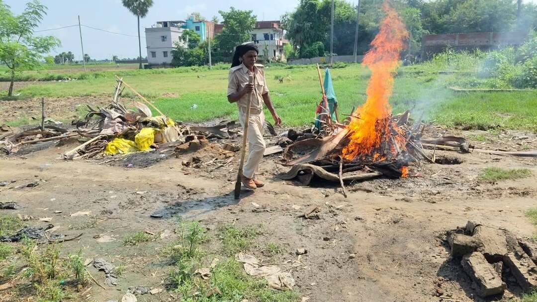 अवैध शराब के खिलाफ काको में छापेमारी, 550 लीटर जावा महुआ नष्ट
जहानाबाद : पुलिस अधीक्षक के निर्देश पर अवैध शराब के निर्माण एवं कारोबार के विरुद्ध चलाए जा रहे विशेष अभियान के तहत रविवार को काको थाना क्षेत्र के हाजीपुर एवं नदिआवां गांव में छापेमारी की गई। एएलटीएफ की टीम के सहयोग से की गई कार्रवाई के दौरान करीब 550 लीटर जावा महुआ को मौके पर ही विनष्ट किया गया। वहीं, 20 लीटर चुलाई शराब बरामद की गई। शराब निर्माण में प्रयुक्त उपकरण भी बरामद किए गए हैं। पुलिस की कार्रवाई से अवैध शराब कारोबारियों में हड़कंप मचा हुआ है। पुलिस द्वारा शराब निर्माण एवं बिक्री के खिलाफ अभियान लगातार जारी रखने की बात कही गई है।