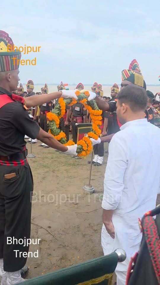 भोजपुर:- तिरंगे में लिपटा गांव में पहुँचा शहीद कुंदन का अस्थि कलश ग्रामीणों ने की फूलों की बारिश की नम आंखों से दी है अंतिम विदाई;