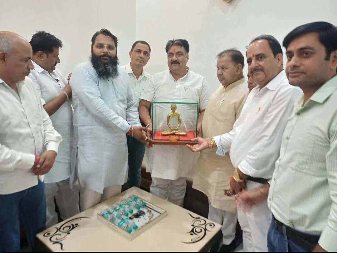 आज बाग कोठी, भिवानी स्थित विधायक घनश्याम सर्राफ जी के निजी निवास स्थान पर ‘मन की बात’ कार्यक्रम का आयोजन किया गया। कार्यक्रम में माननीय हरियाणा विधानसभा डिप्टी स्पीकर Dr. Krishan Lal Middha जी के साथ भाजपा के पदाधिकारियों, बूथ कार्यकर्ताओं एवं पार्टी के समर्पित साथियों ने उत्साहपूर्वक सहभागिता की और यशस्वी प्रधानमंत्री श्री नरेंद्र मोदी जी के ‘मन की बात’ के 138वें संस्करण को सामूहिक रूप से सुना।
प्रधानमंत्री जी के राष्ट्रहित, जनभागीदारी और जनसेवा के संदेशों को आत्मसात करते हुए उपस्थित कार्यकर्ताओं ने समाज और राष्ट्र के प्रति अपनी जिम्मेदारियों को पूरी निष्ठा से निभाने का संकल्प लिया।
कार्यकर्ताओं की सक्रिय सहभागिता ने कार्यक्रम को संगठनात्मक एकजुटता और जनसेवा के संकल्प का मजबूत मंच बनाया।
‘सबका साथ, सबका विकास, सबका विश्वास, सबका प्रयास’ के मंत्र के साथ हम सभी जनसेवा और राष्ट्रहित के कार्यों में निरंतर सक्रिय रहने के लिए प्रतिबद्ध हैं।
-घनश्याम सर्राफ
विधायक, भिवानी विधानसभा
