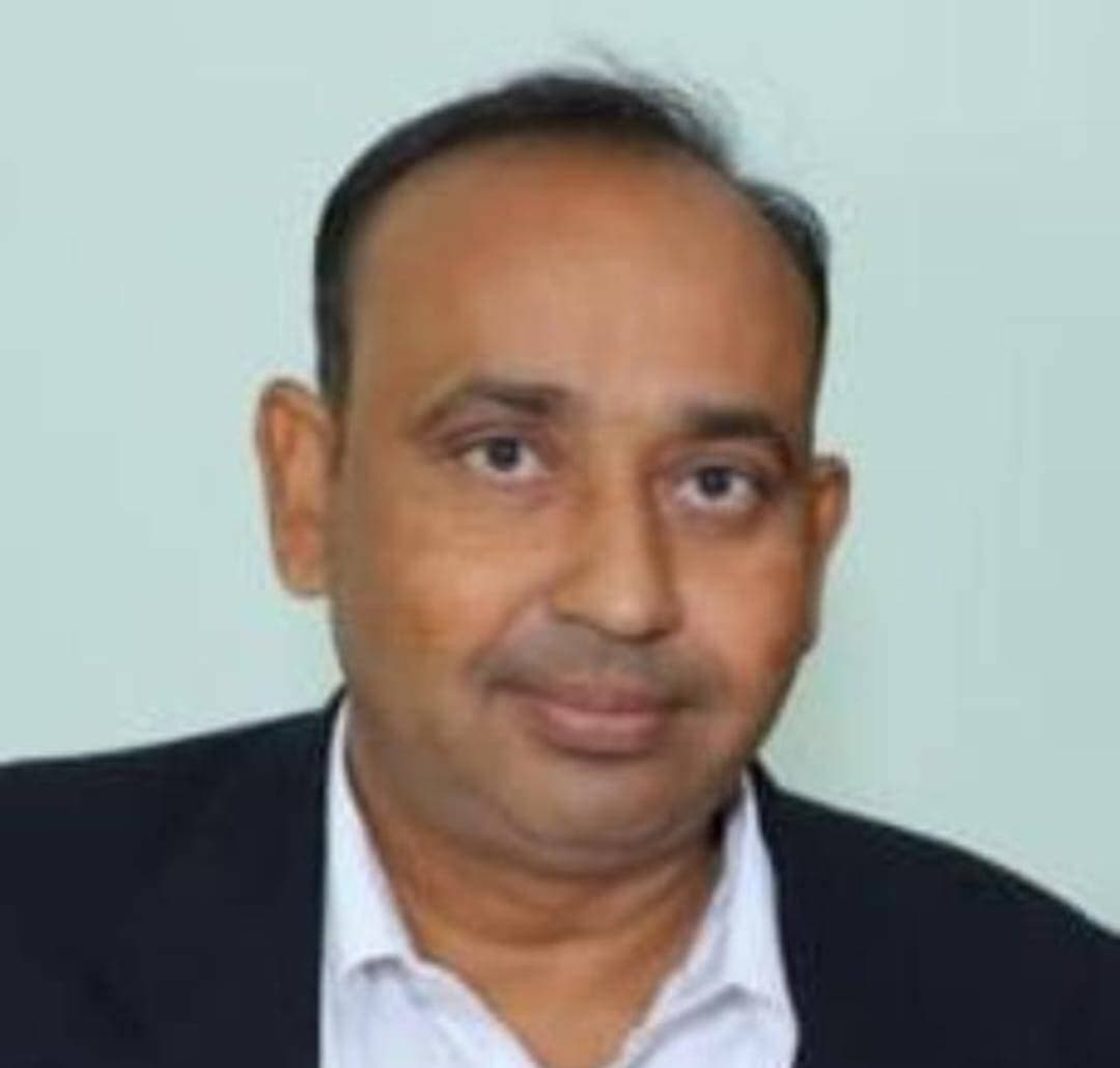 भिवानी के कर्मचारी 4 अक्टूबर को ओपीएस के लिए उतरेंगे सड़कों पर : शास्त्री
भिवानी 27 सितंबर
पुरानी पेंशन बहाली के लिए आने वाले चार अक्टूबर रविवार को ंपेंशन बहाली संघर्ष समिति के बैनर तले भिवानी जिले के कर्मचारी स्थानीय नेहरू पार्क में एकत्रित हो प्रदर्शन में हिस्सा लेंगे। यह जानकारी देते हुए पीबीएसएस के प्रदेश प्रवक्ता शिवकुमार शास्त्री ने कहा कि प्रदेशाध्यक्ष विजेंद्र धारीवाल के नेतृत्व में पीबीएसएस पूरे प्रदेश में हर रविवार को किसी एक जिले में पुरानी पेंशन के लिए रोष मार्च निकाल रही है इसी कड़ी में भिवानी जिला प्रधान नरेश महता की अगुवाई में यहां भी आगामी चार अक्टूबर को कर्मचारी अपने बुढ़ापे को बचाने के लिए सड़कों पर उतरेंगे जिसके लिए ब्लॉक स्तर से जिला स्तर के सभी पदाधिकारी व कर्मचारी इस कार्यक्रम में पहुंचने के लिए आह्वान कर रहे हैं । गौरतलब है प्रदेश में काफी वर्षों से पेंशन बहाली संघर्ष समिति पुरानी पेंशन बहाली के लिए रात दिन एक किए है । ओपीएस के लिए प्रदेश में अनेकों बड़े धरणे प्रदर्शन किए हैं। कर्मचारियों का कहना है कि रिटायरमेंट के बाद उनकी पेंशन पांच सात सौ रुपए से लेकर आठ दस हजार तक ही बन पा रही है जिससे इस महंगाई के युग में पांच दिन भी नहीं निकल सकते महीना तो दूर की बात है और वह पेंशन भी उन्हें हर महीने अपने वेतन का दस प्रतिशत पैसा कटवाने के बाद मिलती है जबकि विधायक, सांसद और जज ये सभी आज भी पुरानी पेंशन लेते हैं एक से अधिक भी लेते हैं काफी तो जबकि कर्मचारियों को तीस चालीस साल सेवा करके भी खाली हाथ जाना पड़ता है। पीबीएसएस का मानना है पुरानी पेंशन कर्मचारियों का हक़ है कोई भीख या खैरात नहीं जिसे हम किसी भी कीमत पर दिला कर रहेंगे इसलिए तमाम संगठनों और कर्मचारियों से आह्वान है कि इस कार्यक्रम को सफल बनाने में सहयोग करें।