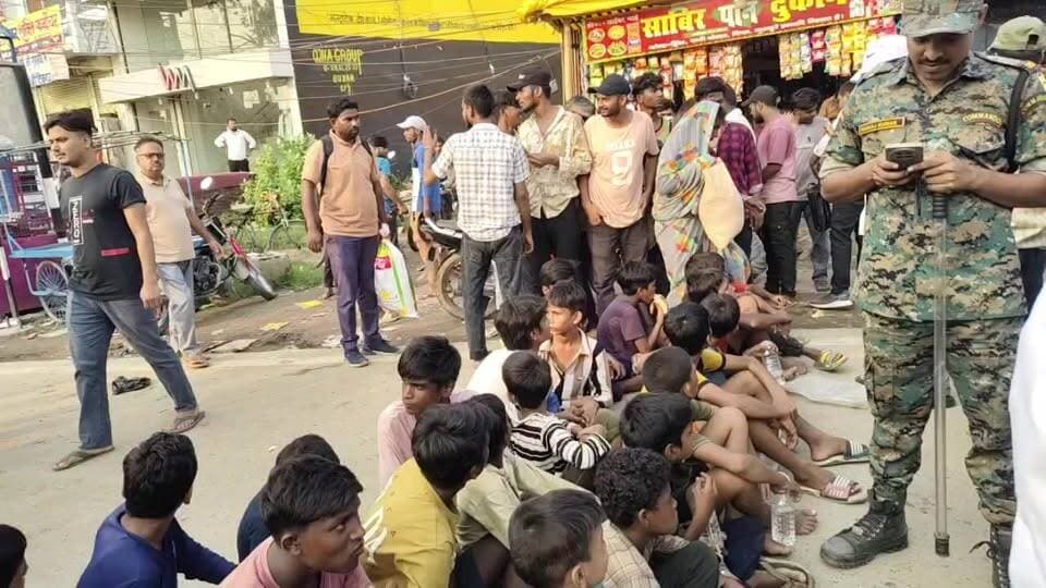 छात्रावास में बच्चों को खाने में मिल रहे कीड़े, बिजली पानी पर भी संकट, 40 किलोमीटर की पैदल यात्रा कर पहुंचे बक्सर, किया सड़क जाम