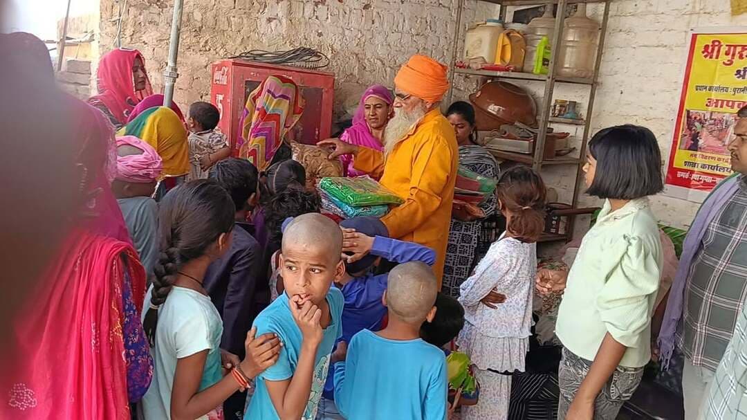 वस्त्र वितरण कार्यक्रम- श्री रूद्र हनुमान सेवा समिति
27 सितंबर, बीकानेर
श्री गुरु अर्जुन दास सत्संग भवन के संस्थापक एवं श्री रुद्र हनुमान सेवा समिति के राष्ट्रीय अध्यक्ष श्री गुरु अर्जुन दास जी द्वारा सेवा कार्यों की आगामी कड़ी में "वस्त्र दान महादान" कार्यक्रम का विस्तार करते हुए जरूरतमंद महिलाओं और बच्चों में वस्त्र वितरण किया गया। यह कार्यक्रम वार्ड नंबर 41, आंगनबाड़ी केंद्र, पटेल नगर में किया गया। इसमें आंगनबाड़ी की कार्यकर्ता सरोज एवं सहायिका शुमन उपस्थित रहे। वस्त्र पाकर महिलाओं व बच्चों के चेहरे खिल उठे। साथ ही बच्चों में चॉकलेट वितरण भी किया गया। श्री गुरु अर्जुन दास जी द्वारा आशीर्वचन में कहा गया कि "दूसरों को खुशी देने से न केवल सामने वाले के चेहरे पर मुस्कान आती है, बल्कि आत्मिक शांति और सच्ची प्रसन्नता का अनुभव होता है।"
कार्यकर्ता सरोज द्बारा श्री रूद्र हनुमान सेवा समिति व श्री गुरु अर्जुन दास जी का आभार व धन्यवाद व्यक्त किया गया। उषा गुप्ता ने बताया कि "समिति द्वारा समय-समय पर वस्त्र वितरण कार्यक्रम रखे जाते हैं जिससे जरूरतमंद लोगों को अधिकतम लाभ मिल सके।" कार्यक्रम में समिति के गुरु अर्जुन दास, उषा गुप्ता, अभिषेक गुप्ता, वसंत किराडू, वैभव हिमांशी मयंक व अन्य उपस्थित रहे।