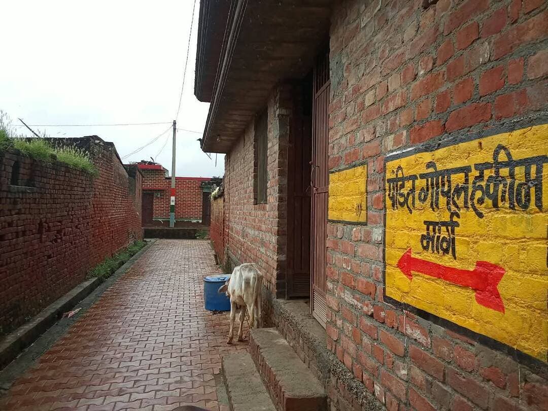 👉#भारी बारिश में भी नहीं डूबता है मॉडल गांव
----#26 तालाब करते हैं पूरा बचाव
शाहजहांपुर।मॉडल ग्राम पंचायत भटपुरा रसूलपुर इस समय भारी बारिश में भी चमचमाती नजर आ रही है । ग्राम प्रधान अनिल गुप्ता ने जानकारी देते हुए बताया कि जब भी बारिश होती है हमारे गांव के सभी रास्ते चमक उठते हैं, क्योंकि ग्राम के सभी 56 रास्ते रंगीन इंटरलॉकिंग बने हुए हैं, और सभी रास्तों के किनारे नालियां बनी हुई है और नालियों में सिल्ट कैचर की भी व्यवस्था है , जोकि सिल्ट को पकड़ लेते हैं , और इन सभी नालियों का पानी ग्राम के तालाबों में जाता है जिनकी संख्या पूरी 26 है । ग्राम प्रधान के अनुसार अब इन तालाबों पर फिल्टर चैंबर भी बनाए जा रहे हैं जिनसे की क्षनता हुआ साफ पानी तालाबों में जाए , और तालाब भी साफ-सुथरे नजर आए । प्रधान ने बताया कि जिन ग्रामों में पानी भरा है वहां पर अधिकतर तालाब पाट लिए गए हैं, इसलिए यह समस्या आई है,अनिल गुप्ता ने जानकारी दी कि उनकी ग्राम पंचायत में भी एक हिस्ट्रीशीटर तालाब को पाट रहा था,जिस पर उन्होंने जिलाधिकारी धर्मेंद्र प्रताप सिंह से शिकायत की और उन्होंने सख्त एक्शन लेते हुए लेखपाल को सस्पेंड किया व पूरे दलबल को भेज कर फिर तालाब को खुदवाया, इसलिए हमारे सभी तालाब सुरक्षित है, क्योंकि प्रधान ब सभी ग्रामवासी इस मामले को लेकर पूरी तरह से जागरूक है । ग्राम वासी रामपाल व श्रीकांत दीक्षित ने जानकारी दी की ग्राम में 56 रास्ते हैं जिनका नामकरण किया गया है यहां पर पंडित राम प्रसाद बिस्मिल मार्ग ,ठाकुर रोशन सिंह मार्ग,अशफाक उल्ला खा मार्ग ,अब्दुल कलाम मार्ग ,महाराणा प्रताप मार्ग, रानी लक्ष्मीबाई मार्ग, महात्मा गांधी मार्ग आदि महापुरुषों व वीरों के नाम पर रास्तों के नाम हैं । और चार्ट के अनुसार पूरे ग्राम में सफाई का कार्य होता है, क्रम संख्या 1 से शुरू होता है और 56 पर खत्म होता है, उसके बाद फिर से एक से शुरुआत होती है , इससे सभी ग्रामवासी पूर्ण रूप से संतुष्ट हैं । और हर रास्ते का क्रम बार नंबर आता है तो किसी की कोई भी शिकायत नहीं रहती है ।।