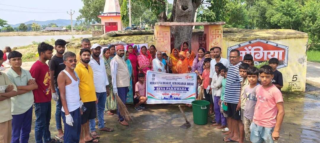 औरंगाबाद: सेवा पखवाड़ा के तहत पिरवां में चला स्वच्छता अभियान, मंदिर परिसरों की हुई सफाई
औरंगाबाद।मेरा युवा भारत, औरंगाबाद के तत्वाधान में सेवा पखवाड़ा कार्यक्रम के अंतर्गत मदनपुर प्रखंड के पिरवां पंचायत के पिरवां गांव में स्वच्छता अभियान चलाया गया।
भारत सरकार के निर्देशानुसार 17 सितंबर से 2 अक्टूबर तक सेवा पखवाड़ा मनाया जा रहा है। इसी क्रम में नव ज्योति युवा क्लब के द्वारा यह कार्यक्रम आयोजित किया गया। युवा स्वयंसेवक मनीष कुमार मिश्रा और सचिन कुमार की देखरेख में सूर्य मंदिर, देवी स्थान और शिव मंदिर परिसर में साफ-सफाई की गई।
कार्यक्रम के दौरान ग्रामीणों को स्वच्छता का संदेश दिया गया। विशेष रूप से उपस्थित महिलाओं से आग्रह किया गया कि घर की स्वच्छता में उनकी महत्वपूर्ण भूमिका है। साथ ही प्लास्टिक के उपयोग से बचने और जूट व कपड़े की थैली का उपयोग करने की अपील की गई।
यह कार्यक्रम जिला युवा अधिकारी अनिकेत राव के मार्गदर्शन में संपन्न हुआ। मौके पर आनंद प्रसाद, तपेश वर्मा, सतीश कुशवाहा, नीरज पाठक, रौशन कुशवाहा, अनीश मिश्रा, धीरज, विक्रांत, सुनीता देवी, मंजू देवी, अर्चना देवी सहित अनेक ग्रामीण उपस्थित थे।