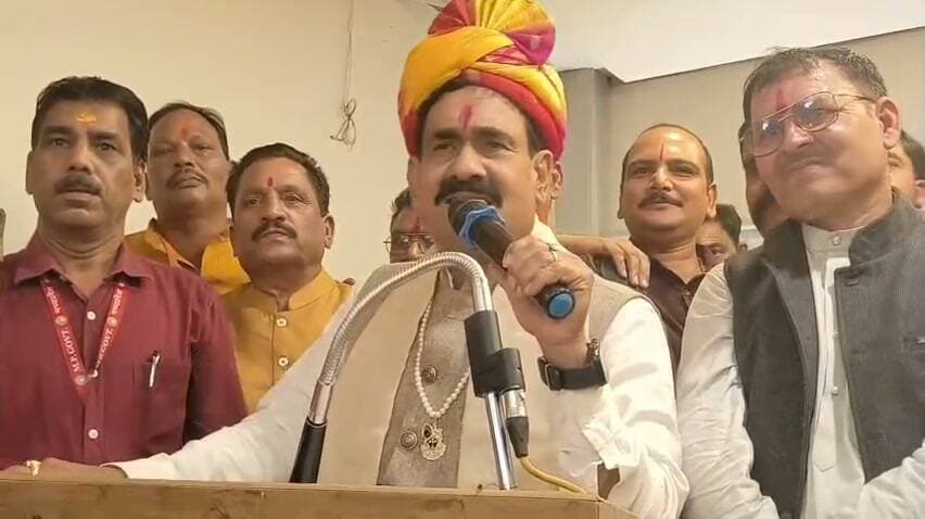 “हर परिस्थिति में संघर्ष करने के लिए तैयार रहना चाहिए, क्योंकि चुनौतियाँ ही इंसान के हौसले और क्षमता की असली परीक्षा लेती हैं।” — मिश्रा जी