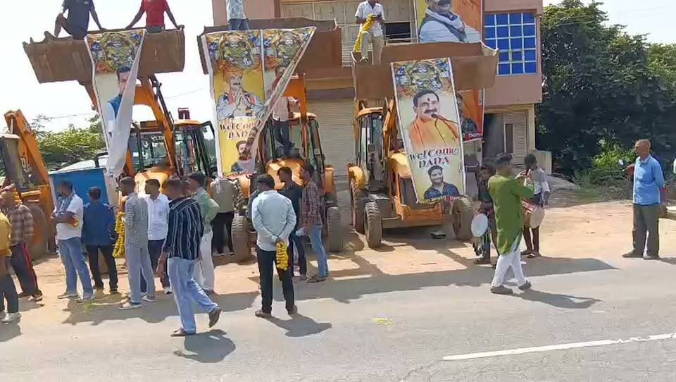 करैरा पहुंचे नरोत्तम मिश्रा, कार्यकर्ताओं ने किया जोरदार स्वागत
पुष्पमालाओं से हुआ अभिनंदन, मुलाकात के दौरान क्षेत्रीय मुद्दों पर भी हुई चर्चा
करैरा। भाजपा के वरिष्ठ नेता एवं मध्यप्रदेश के पूर्व मंत्री नरोत्तम मिश्रा के करैरा पहुंचने पर पार्टी कार्यकर्ताओं और समर्थकों ने गर्मजोशी के साथ स्वागत किया। उनके आगमन की सूचना मिलते ही बड़ी संख्या में कार्यकर्ता और स्थानीय नागरिक स्वागत के लिए मौजूद रहे।
नरोत्तम मिश्रा के पहुंचते ही कार्यकर्ताओं ने पुष्पमालाएं पहनाकर उनका अभिनंदन किया। इस दौरान कार्यकर्ताओं में खासा उत्साह नजर आया। समर्थकों ने गर्मजोशी से स्वागत करते हुए नरोत्तम मिश्रा से मुलाकात की और विभिन्न विषयों पर संवाद किया।
स्वागत कार्यक्रम के दौरान क्षेत्र की राजनीतिक एवं स्थानीय परिस्थितियों को लेकर भी कार्यकर्ताओं के साथ चर्चा हुई। नरोत्तम मिश्रा ने कार्यकर्ताओं से संगठन से जुड़े विषयों पर बातचीत की और उनका हालचाल जाना। वहीं कार्यकर्ताओं ने क्षेत्र से जुड़े विभिन्न मुद्दों और समस्याओं से भी उन्हें अवगत कराया।
कार्यकर्ताओं का कहना था कि वरिष्ठ नेता के करैरा आगमन से संगठन के कार्यकर्ताओं में उत्साह बढ़ा है। इस दौरान भाजपा कार्यकर्ताओं ने अपनी सक्रियता और एकजुटता का परिचय दिया।