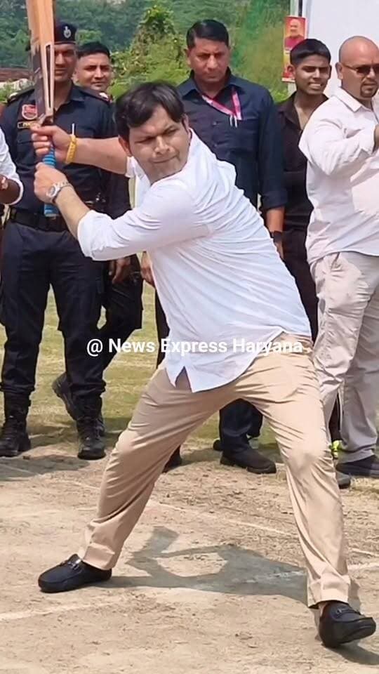 बल्ला थामा, युवाओं का हौसला बढ़ाया! 🏏🔥
नमो क्रिकेट टूर्नामेंट में खेल मंत्री श्री गौरव गौतम जी ने खुद क्रिकेट बैट थामकर युवाओं के साथ खेल भावना साझा की और उन्हें आगे बढ़ने के लिए प्रेरित किया।
खेल मैदान सिर्फ जीतने की जगह नहीं, सपनों को उड़ान देने की जगह है। ❤️🇮🇳
#NamoCricketTournament #GauravGautam #YouthPower #KheloHaryana #SportsHaryana #palwal #NewsExpressHaryana