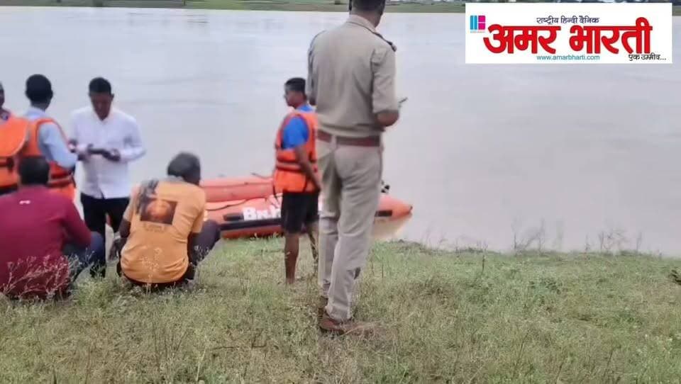 बाँदा :-: पैलानी में हादसा टला, नदी में बहे मछुआरे को SDRF ने बचाया, पुलिस की अपील- बारिश में नदी-नालों से दूर रहें
बांदा- नदी में बहे युवक का रेस्क्यू*
*बांदा।* जनपद के पैलानी थाना क्षेत्र के ग्राम कुकुवा खास निवासी जंगबहादुर रोज की तरह नदी में मछली पकड़ने गए थे। इसी दौरान अचानक तेज बारिश शुरू हो गई।
बारिश के चलते नदी के जलस्तर और बहाव में अचानक तेजी आ गई और जंगबहादुर तेज बहाव में बह गए। घटना की सूचना मिलते ही प्रशासन हरकत में आया।
सूचना पर पैलानी पुलिस, राजस्व विभाग के अधिकारी और स्थानीय प्रशासन तत्काल मौके पर पहुंचा। मौके पर स्थानीय गोताखोरों के साथ PAC और SDRF की टीमों ने संयुक्त रूप से रेस्क्यू ऑपरेशन शुरू किया।
कड़ी मशक्कत के बाद रेस्क्यू टीम ने जंगबहादुर को कुछ दूरी पर नदी से सुरक्षित बाहर निकाल लिया। प्राथमिक पूछताछ और स्वास्थ्य परीक्षण के बाद उन्हें सकुशल परिजनों को सौंप दिया गया।
*बांदा पुलिस की अपील:*
बांदा पुलिस ने जनसामान्य से अपील की है कि मौजूदा समय में तेज बारिश के चलते नदी, नाले और तालाबों का जलस्तर लगातार बढ़ रहा है। ऐसे में कोई भी व्यक्ति नदी, नाले व तालाबों के आसपास न जाए और अपनी व अपने परिवार की सुरक्षा का विशेष ध्यान रखे